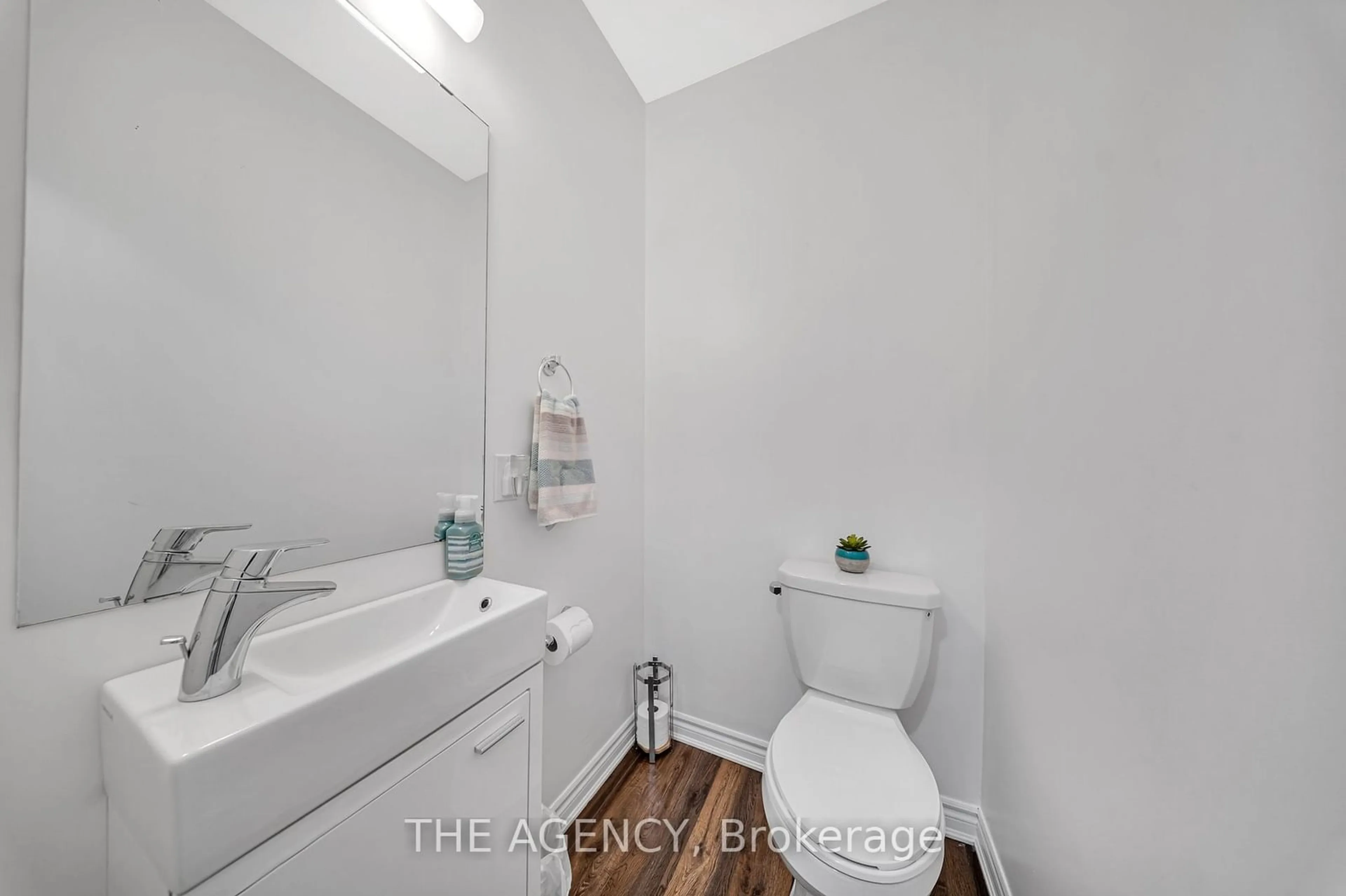 Standard bathroom, unknown for 1155 Stroud Lane #1, Mississauga Ontario L5J 0B3