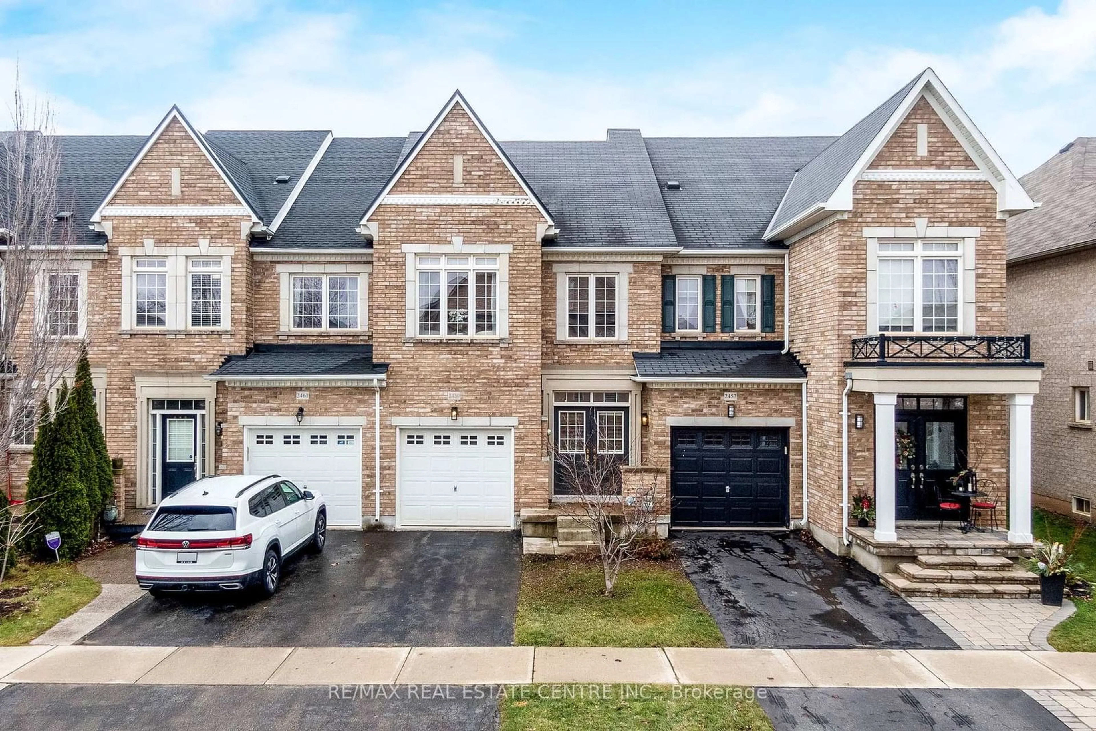 A pic from outside/outdoor area/front of a property/back of a property/a pic from drone, street for 2459 Old Brompton Way, Oakville Ontario L6M 0J5