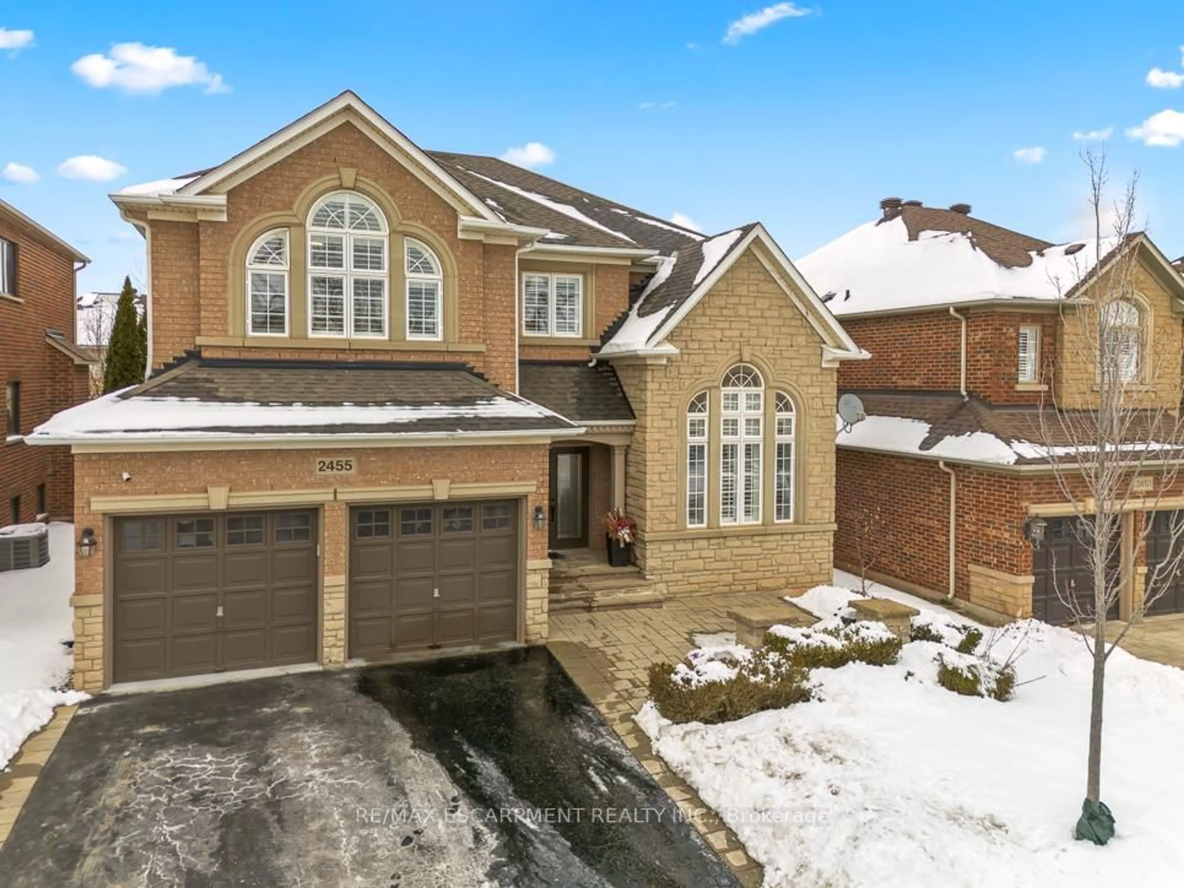 A pic from outside/outdoor area/front of a property/back of a property/a pic from drone, street for 2455 BON ECHO Dr, Oakville Ontario L6H 7R1