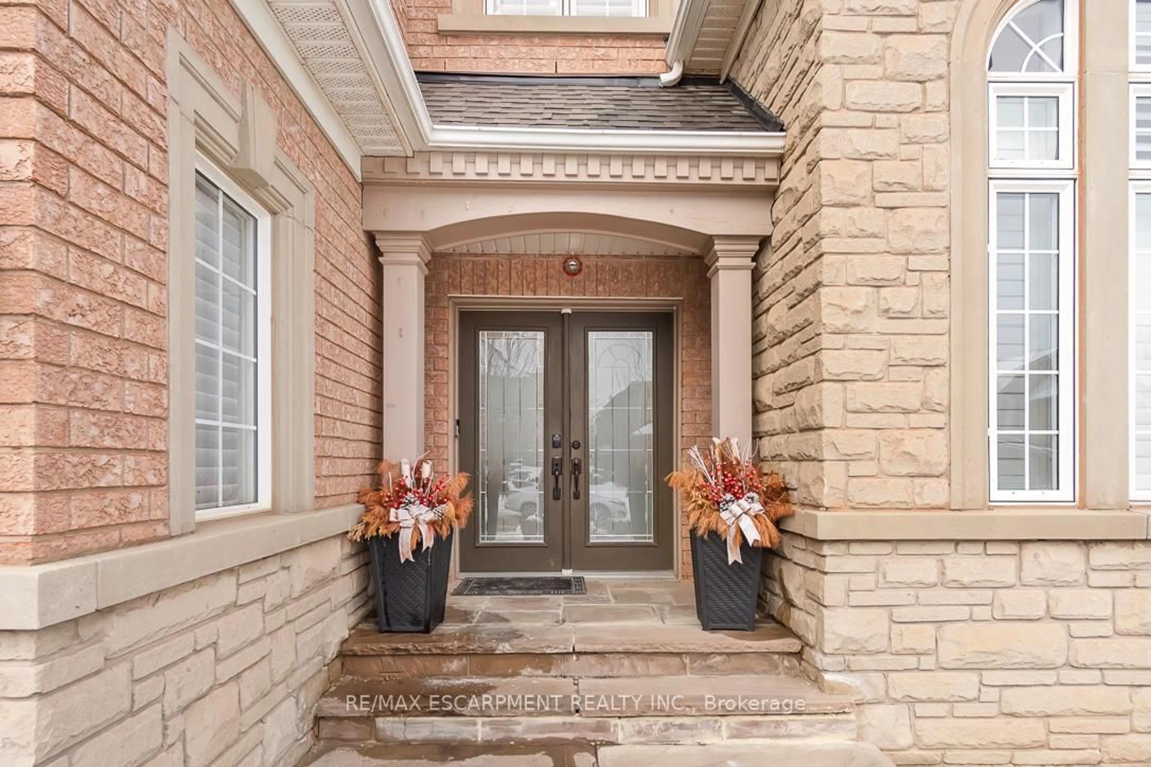 Indoor entryway for 2455 BON ECHO Dr, Oakville Ontario L6H 7R1