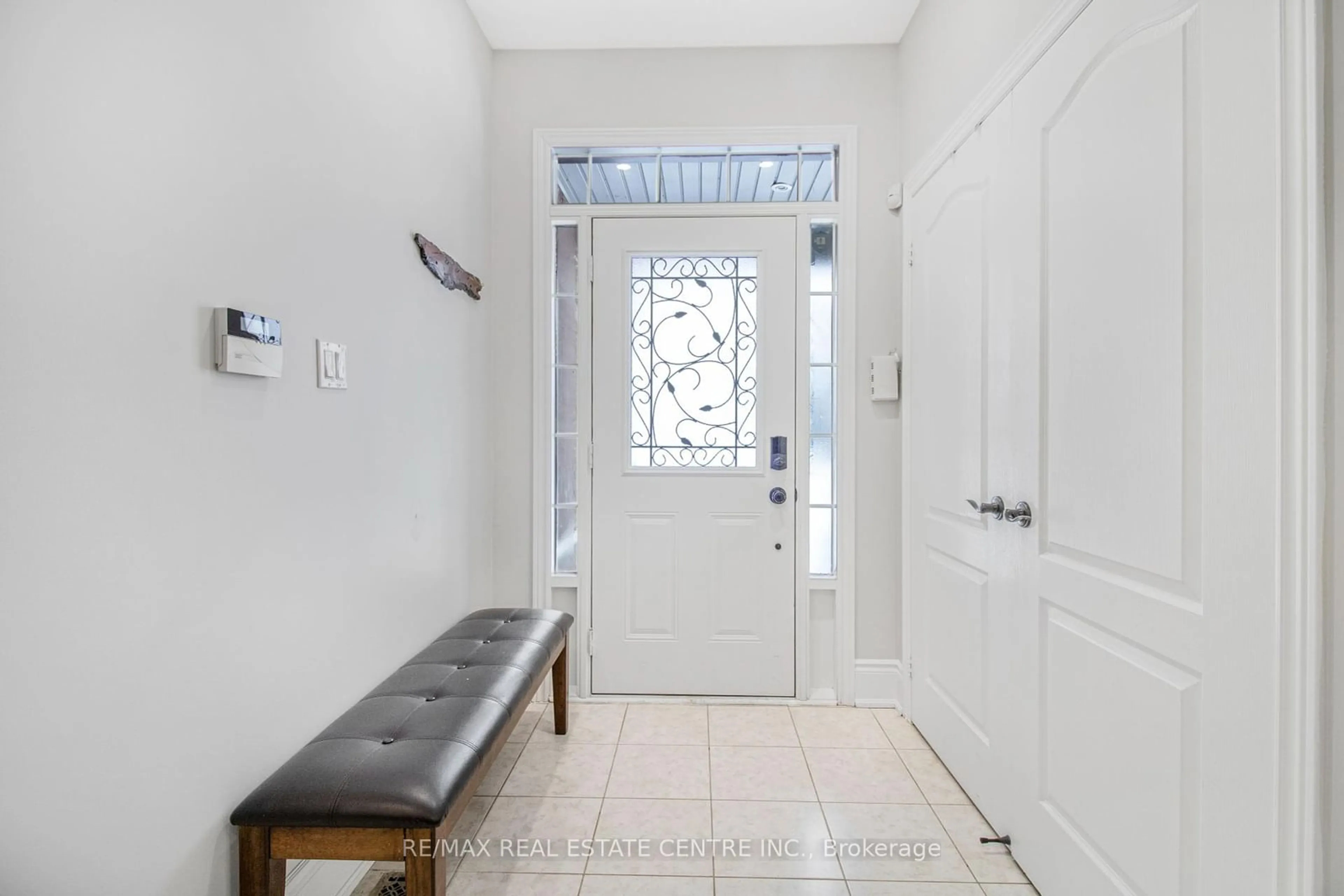 Indoor entryway for 5352 Snowbird Crt, Mississauga Ontario L5M 0P9