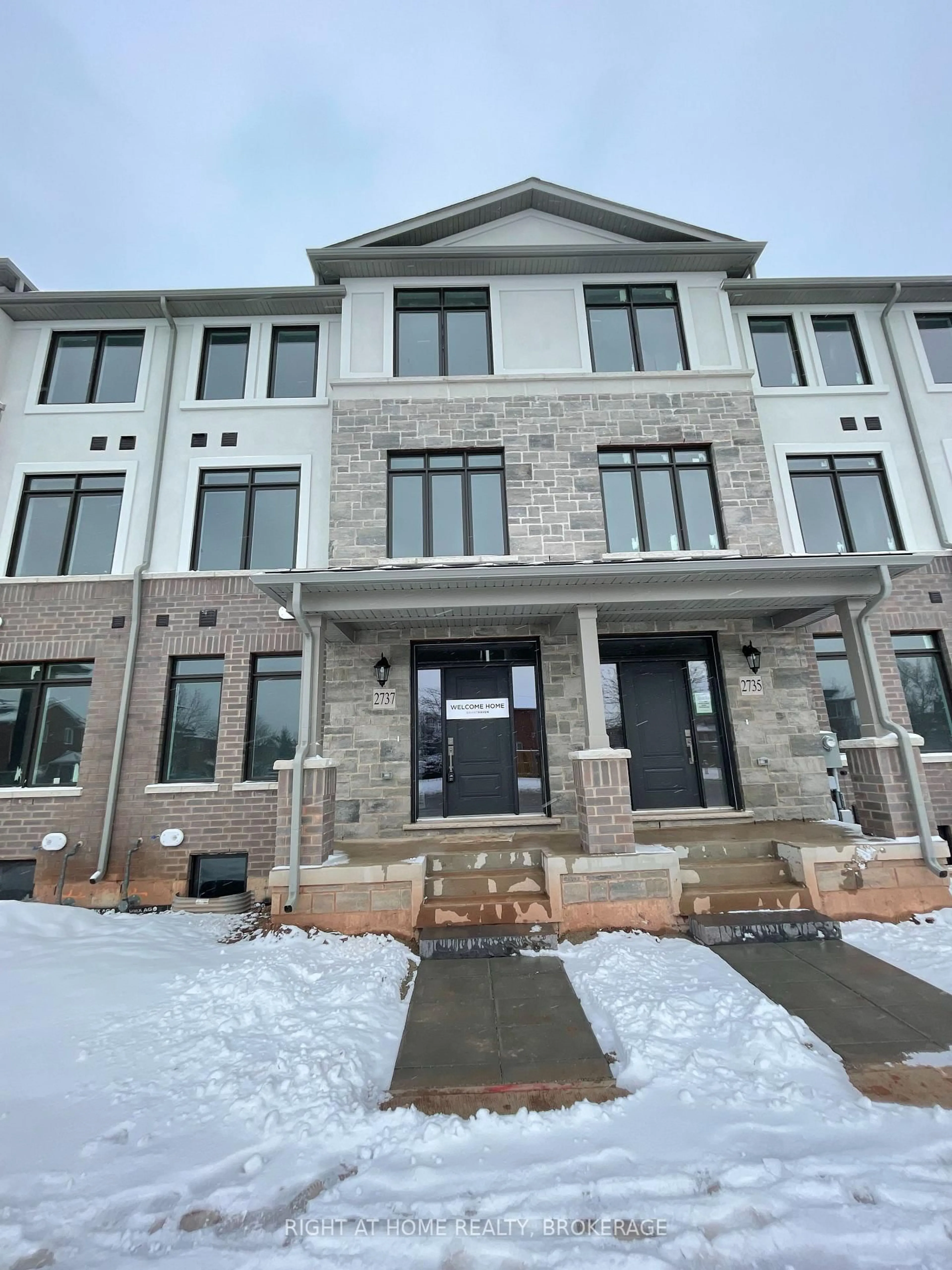 Home with brick exterior material, building for 2737 Westoak Trails Blvd, Oakville Ontario L6M 3X2