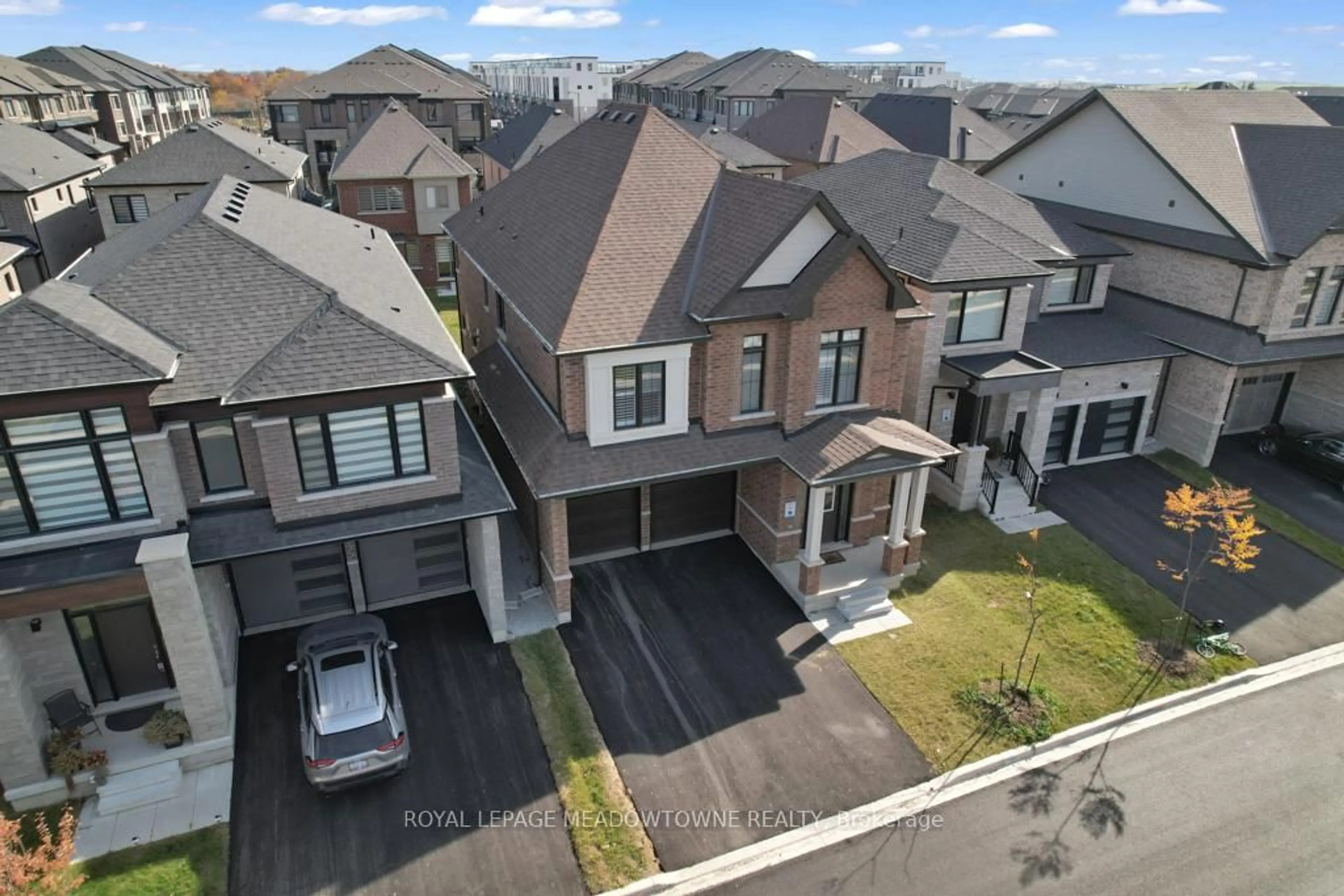 A pic from outside/outdoor area/front of a property/back of a property/a pic from drone, street for 636 Leatherleaf Landing N/A, Milton Ontario L9E 1V3