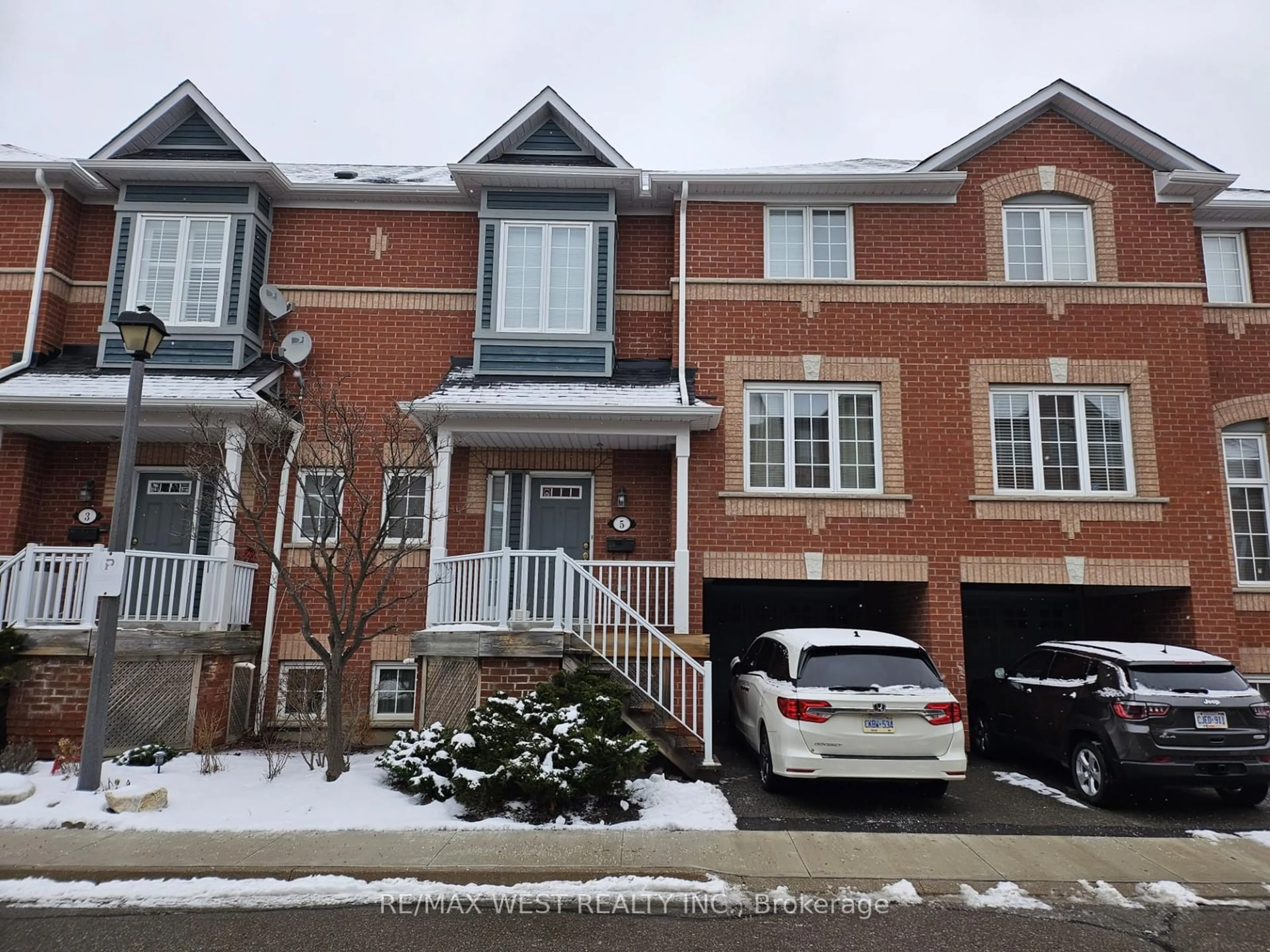 Home with brick exterior material, street for 5031 East Mill Rd #5, Mississauga Ontario L5V 2M5