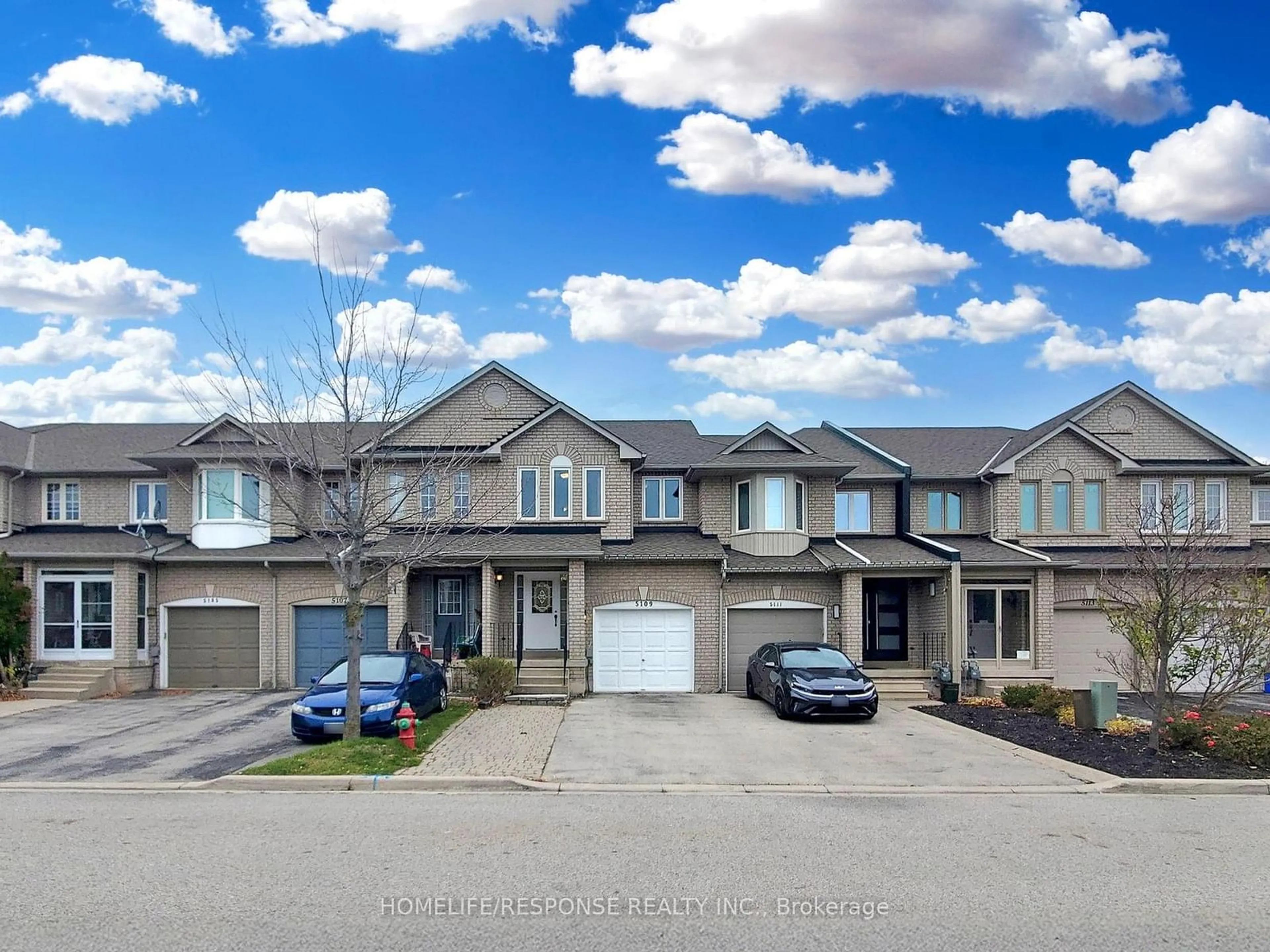 A pic from outside/outdoor area/front of a property/back of a property/a pic from drone, street for 5109 FALCONCREST Dr, Burlington Ontario L7L 6K3