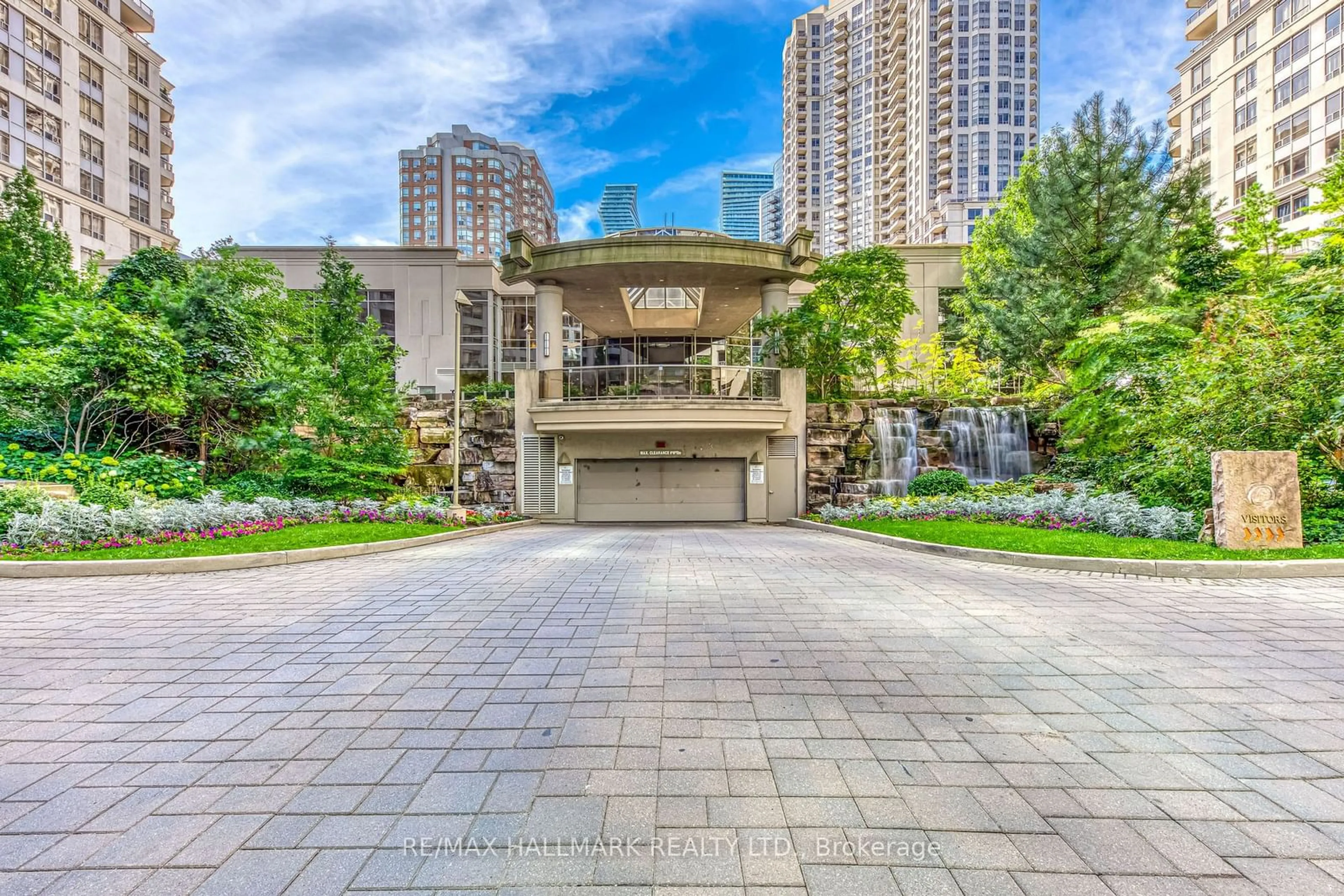 Patio, street for 3880 Duke Of York Blvd #2701, Mississauga Ontario L5B 4M7