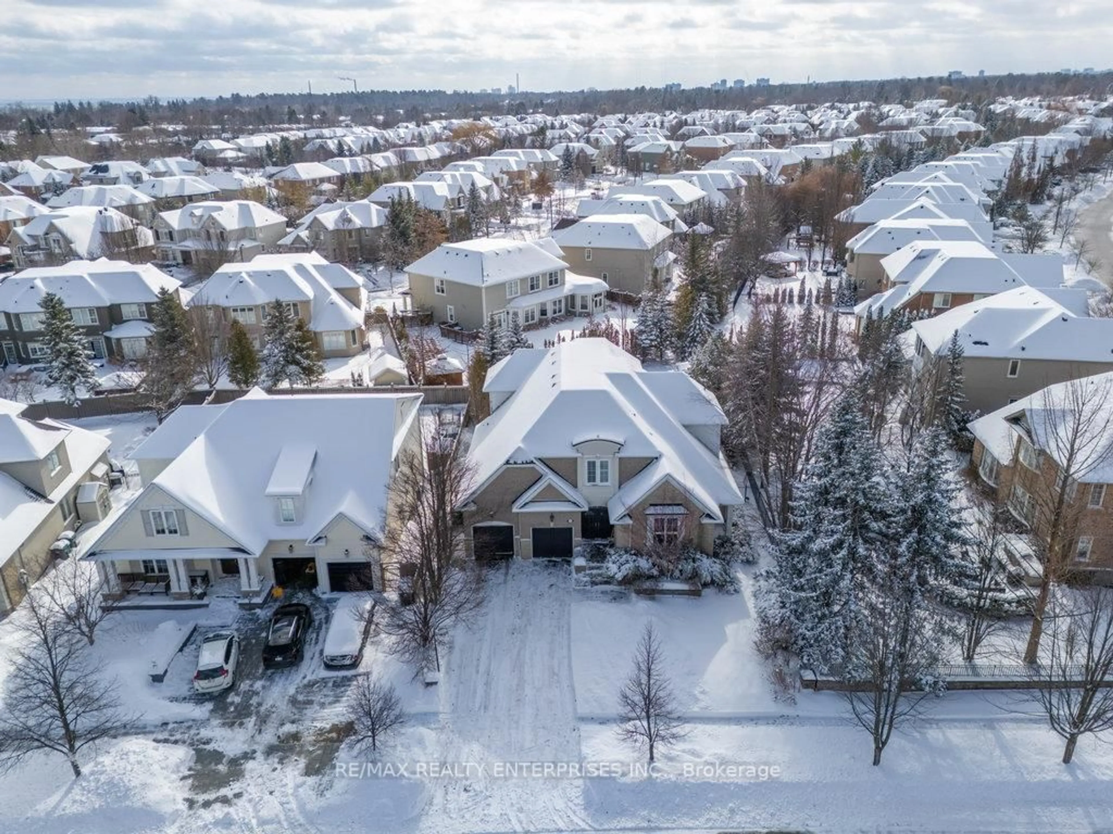 A pic from outside/outdoor area/front of a property/back of a property/a pic from drone, unknown for 1208 Sienna St, Mississauga Ontario L5H 4L5