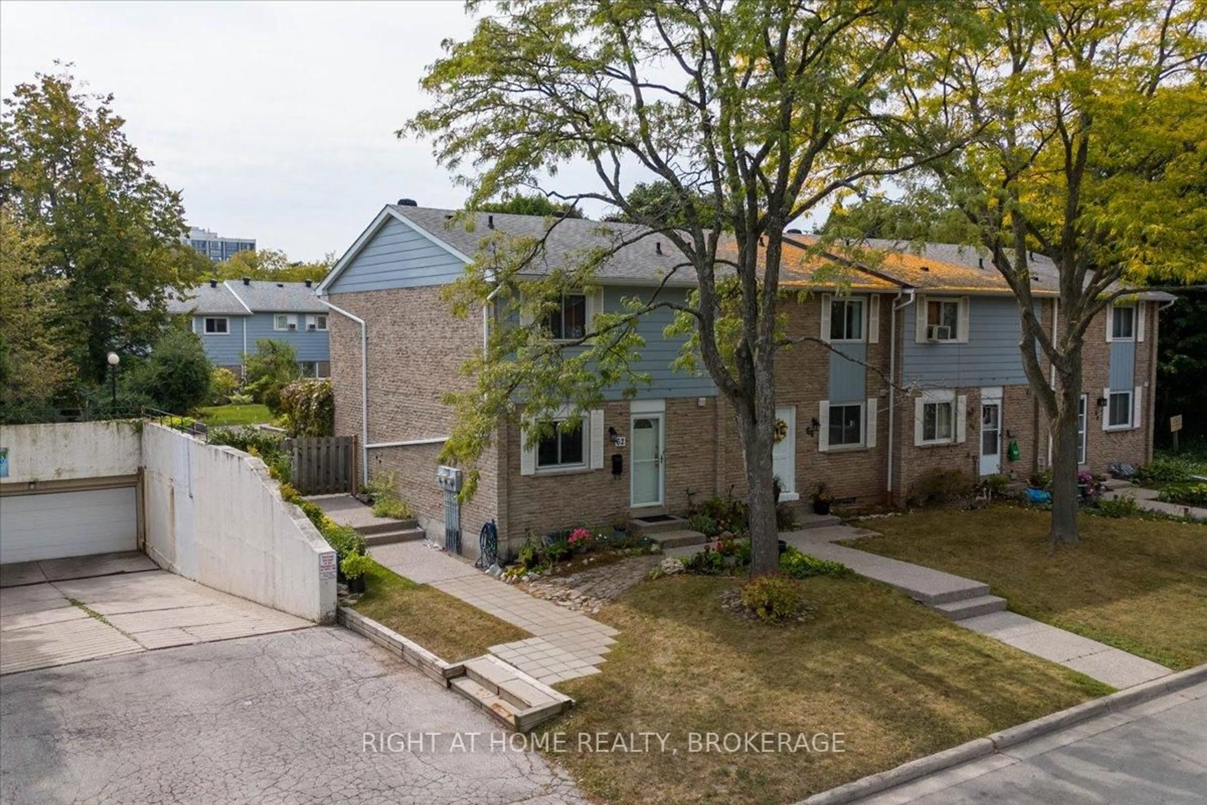 A pic from outside/outdoor area/front of a property/back of a property/a pic from drone, street for 64 Worthington Dr, Oakville Ontario L6L 1C9