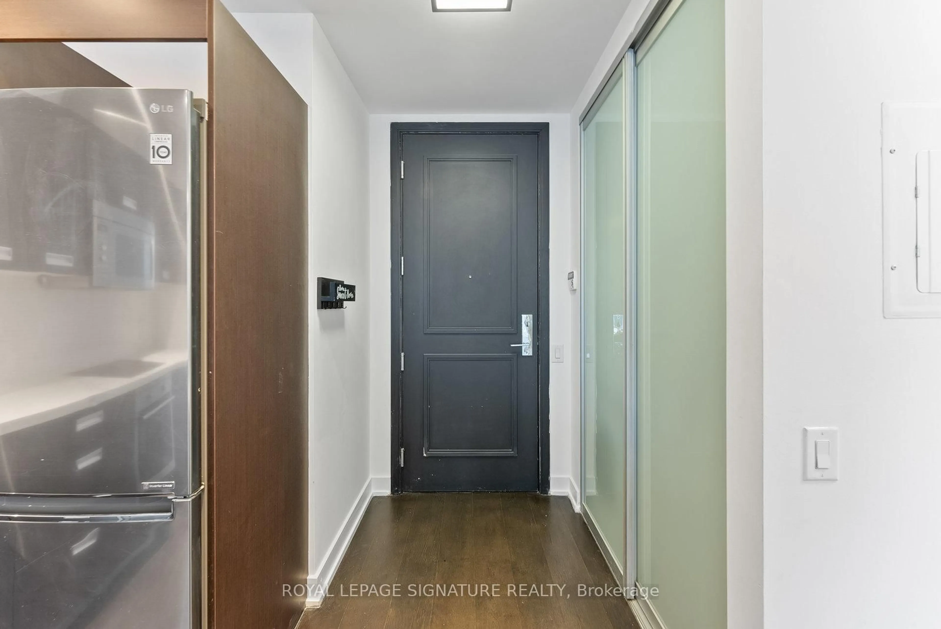 Indoor entryway for 90 Park Lawn Rd #503, Toronto Ontario M8Y 0B6