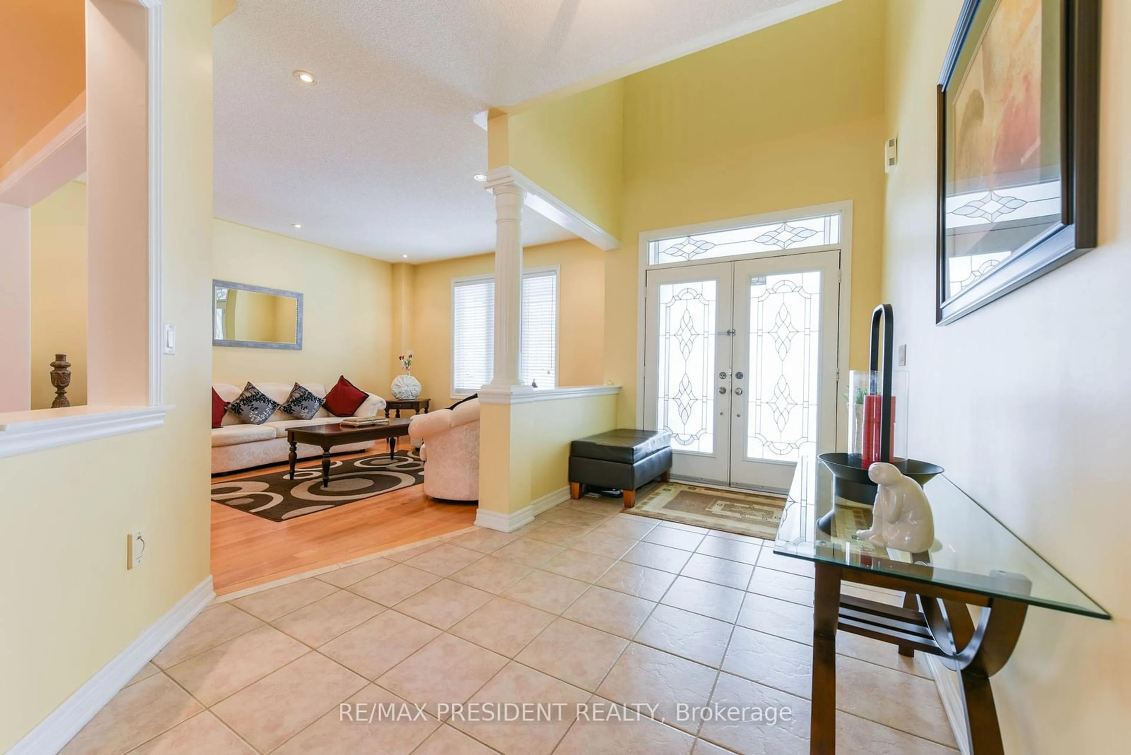 Indoor foyer for 50 Gallucci Cres, Brampton Ontario L6P 1R6