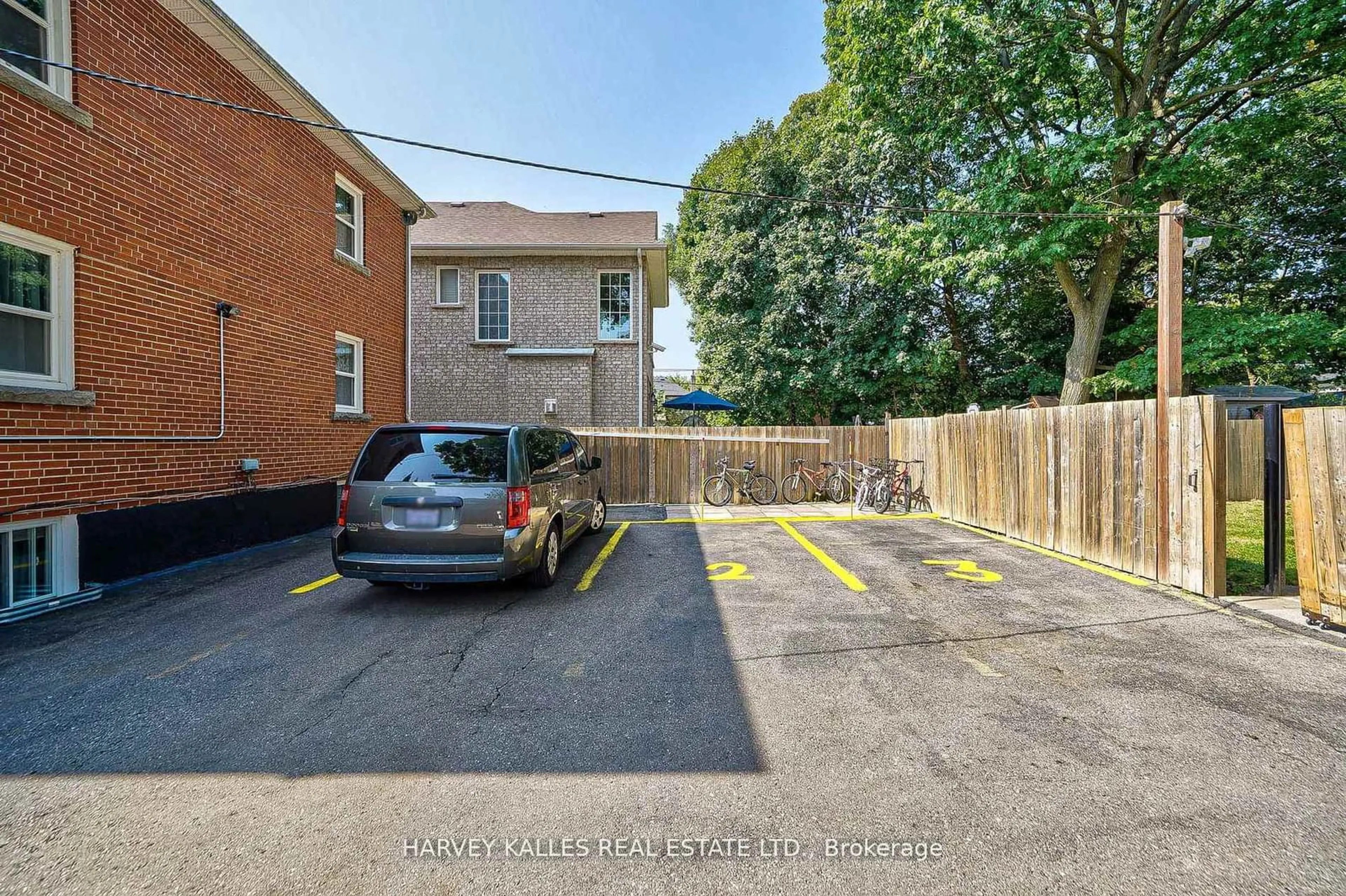 A pic from outside/outdoor area/front of a property/back of a property/a pic from drone, street for 40 Dominion Rd, Toronto Ontario M8W 1J7