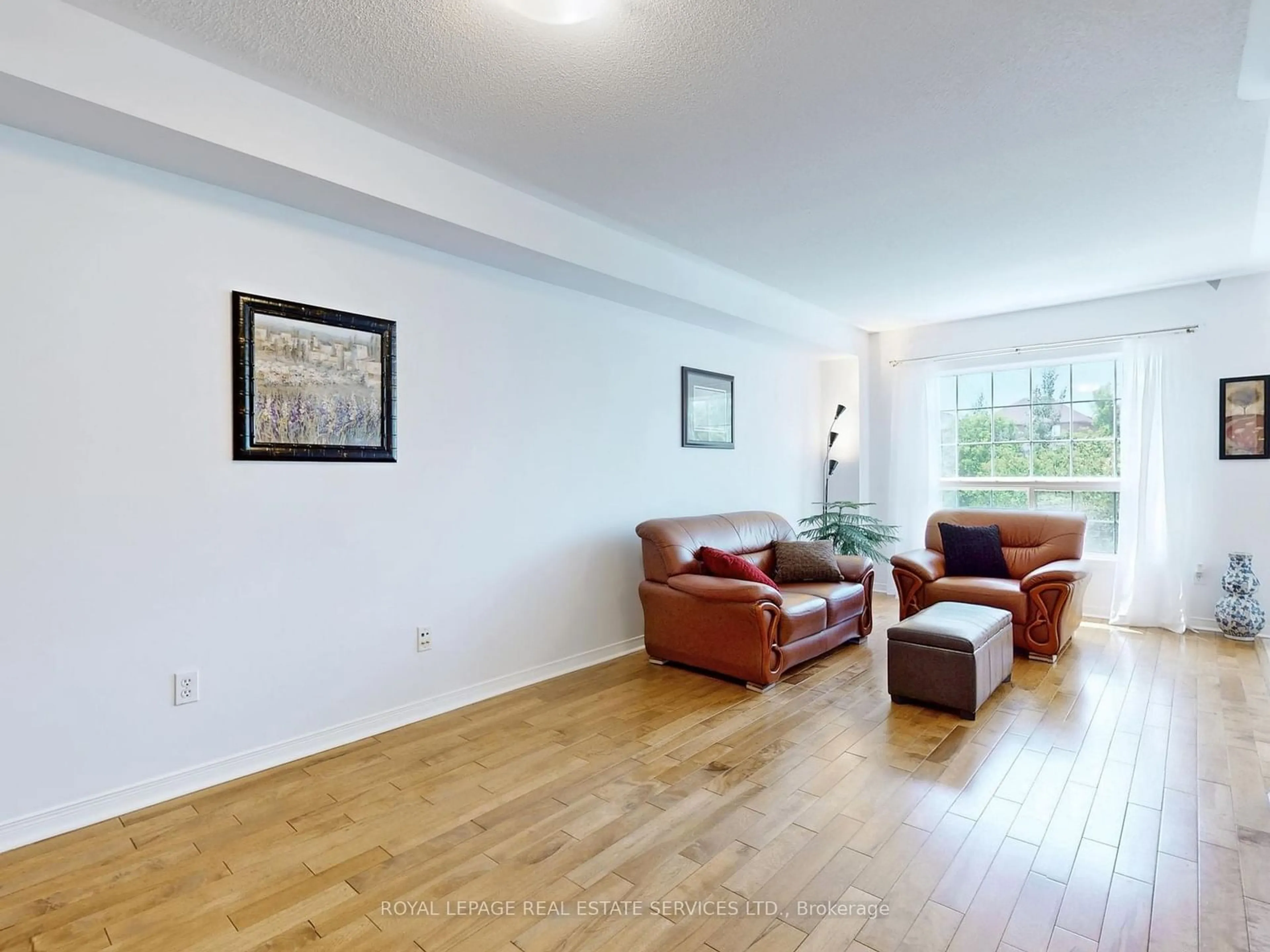 Living room with furniture, wood/laminate floor for 525 Novo Star Dr #52, Mississauga Ontario L5W 1X8