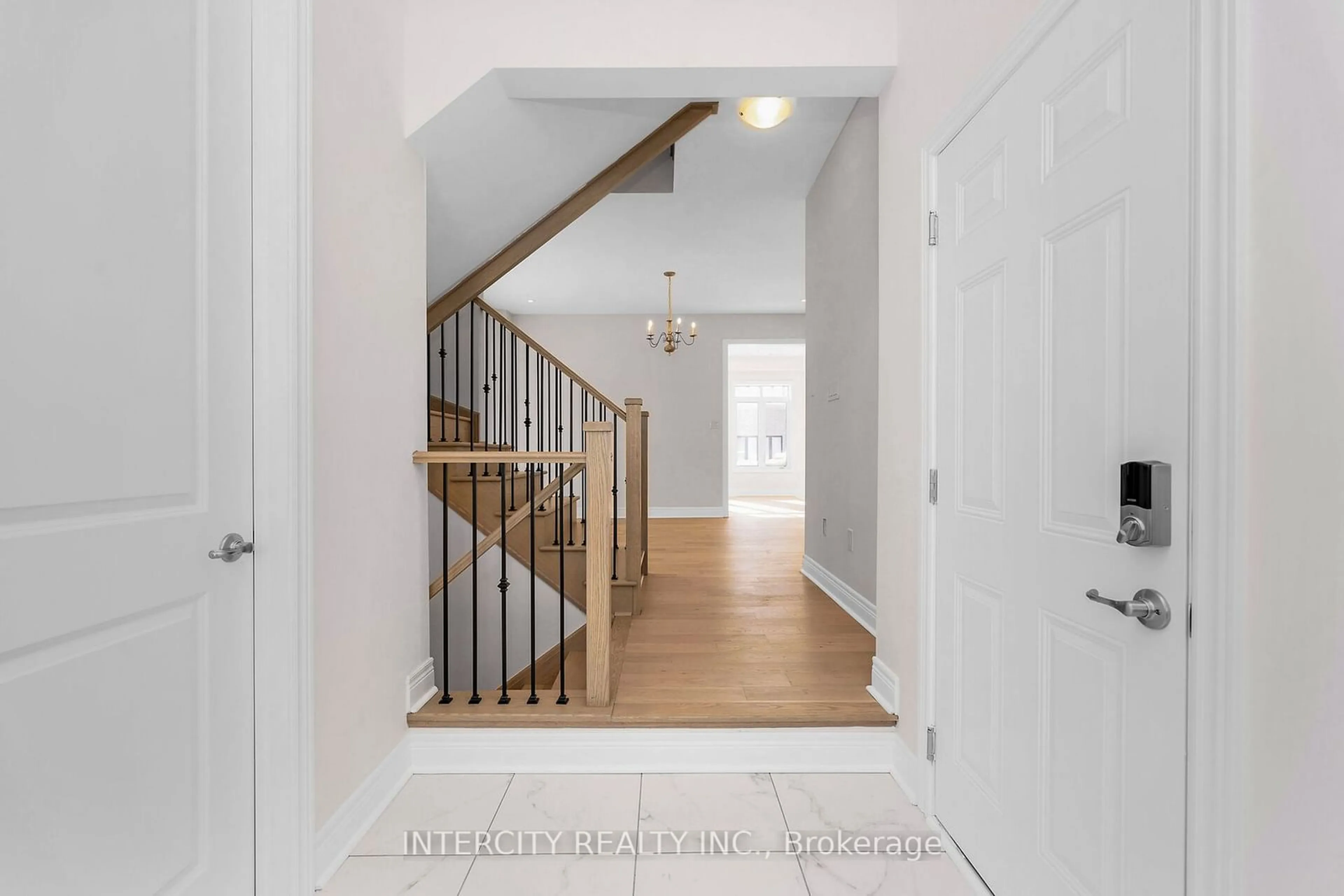 Indoor entryway for 18 Kessler Dr, Brampton Ontario L6R 4G2