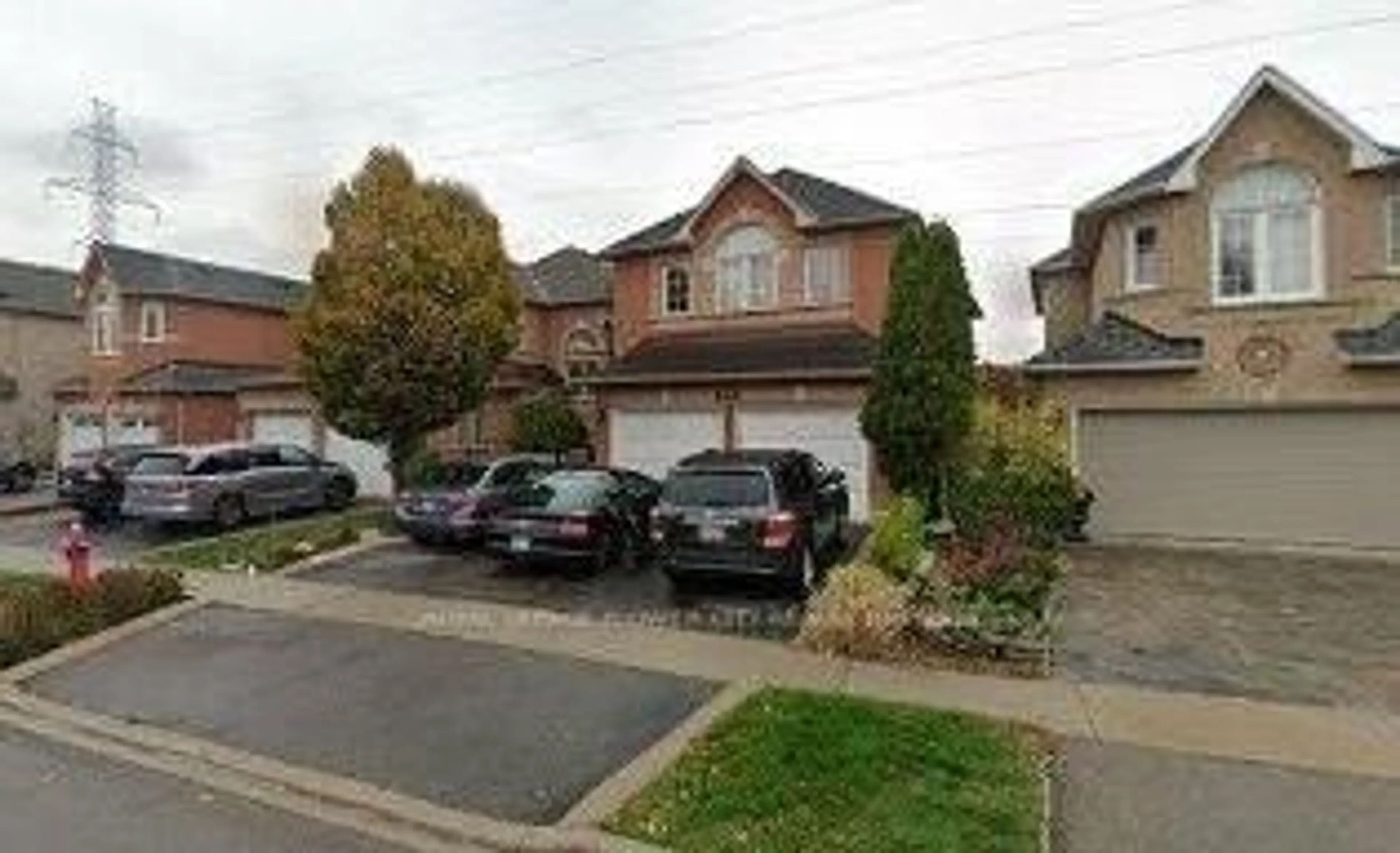 A pic from outside/outdoor area/front of a property/back of a property/a pic from drone, street for 5463 Wilderness Tr, Mississauga Ontario L4Z 4A5