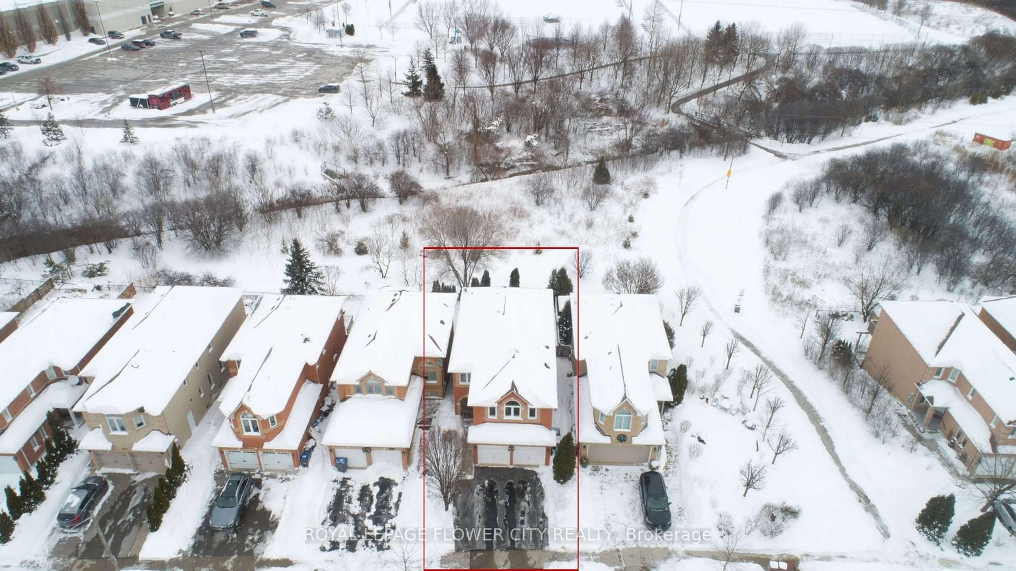 A pic from outside/outdoor area/front of a property/back of a property/a pic from drone, street for 5463 Wilderness Tr, Mississauga Ontario L4Z 4A5