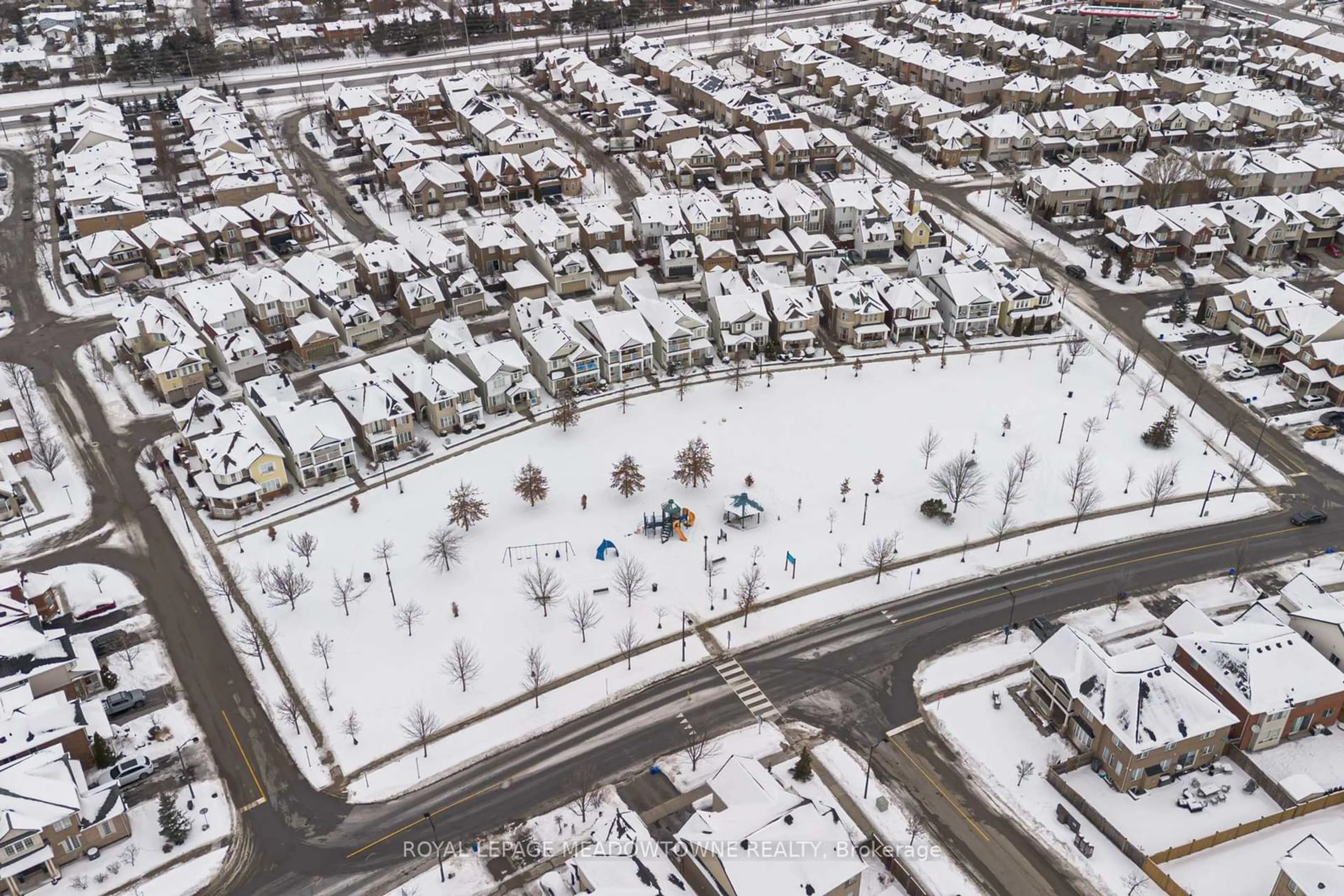 A pic from outside/outdoor area/front of a property/back of a property/a pic from drone, street for 864 Bessy Tr, Milton Ontario L9T 0G8