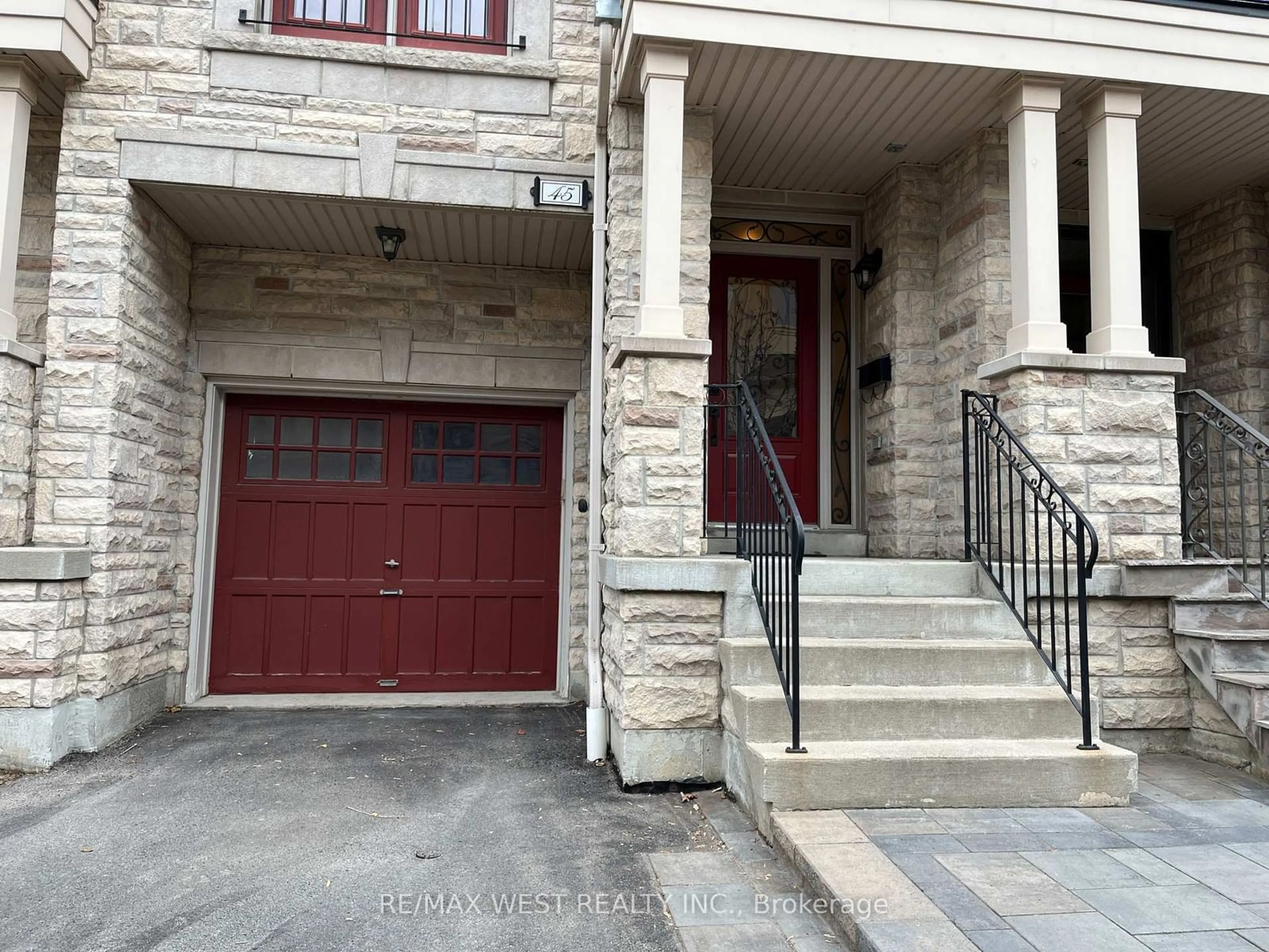 Indoor entryway for 3038 Haines Rd #45, Mississauga Ontario L4Y 0C8