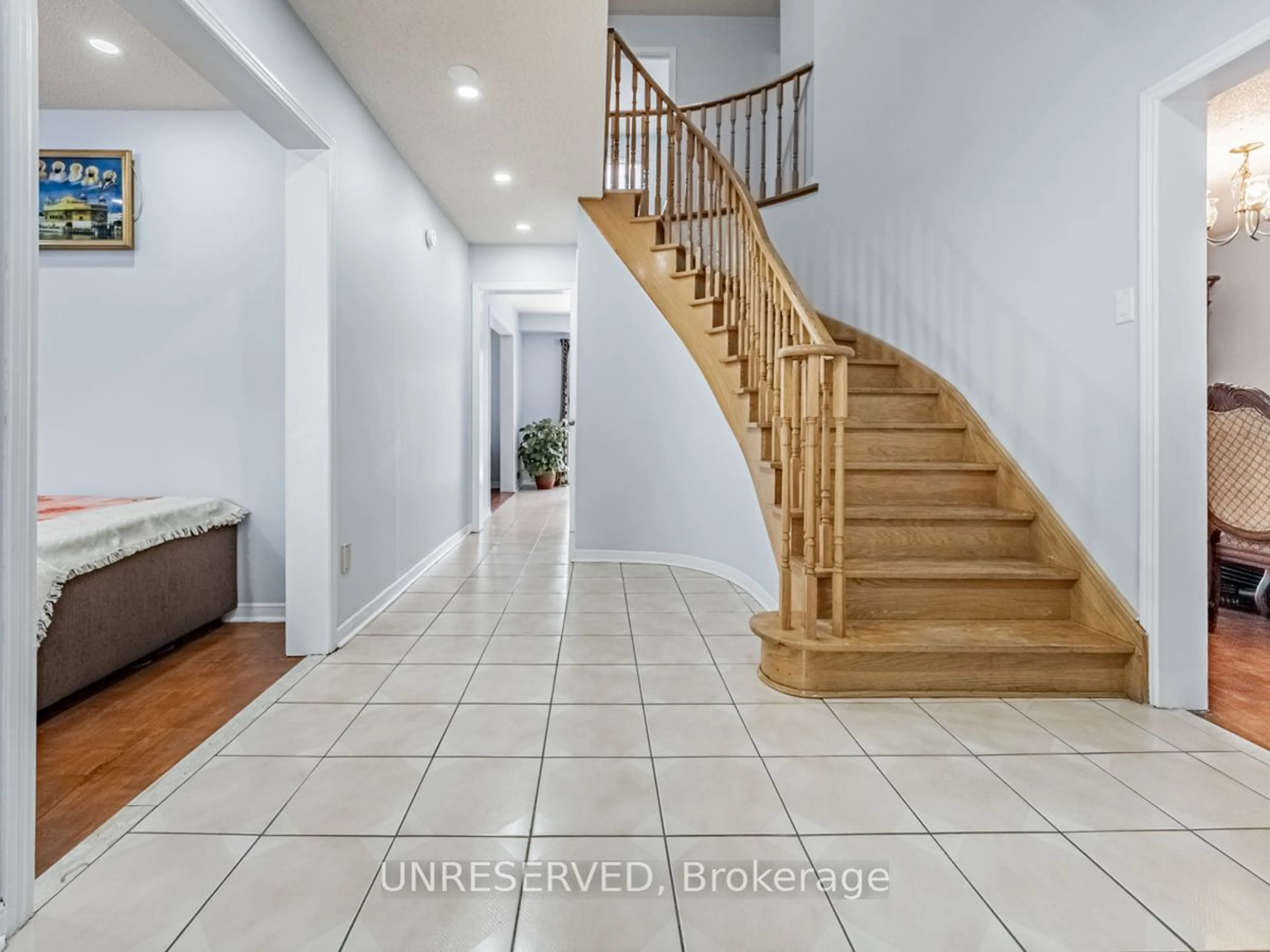 Indoor foyer for 76 Blackmere Circ, Brampton Ontario L6W 4B8