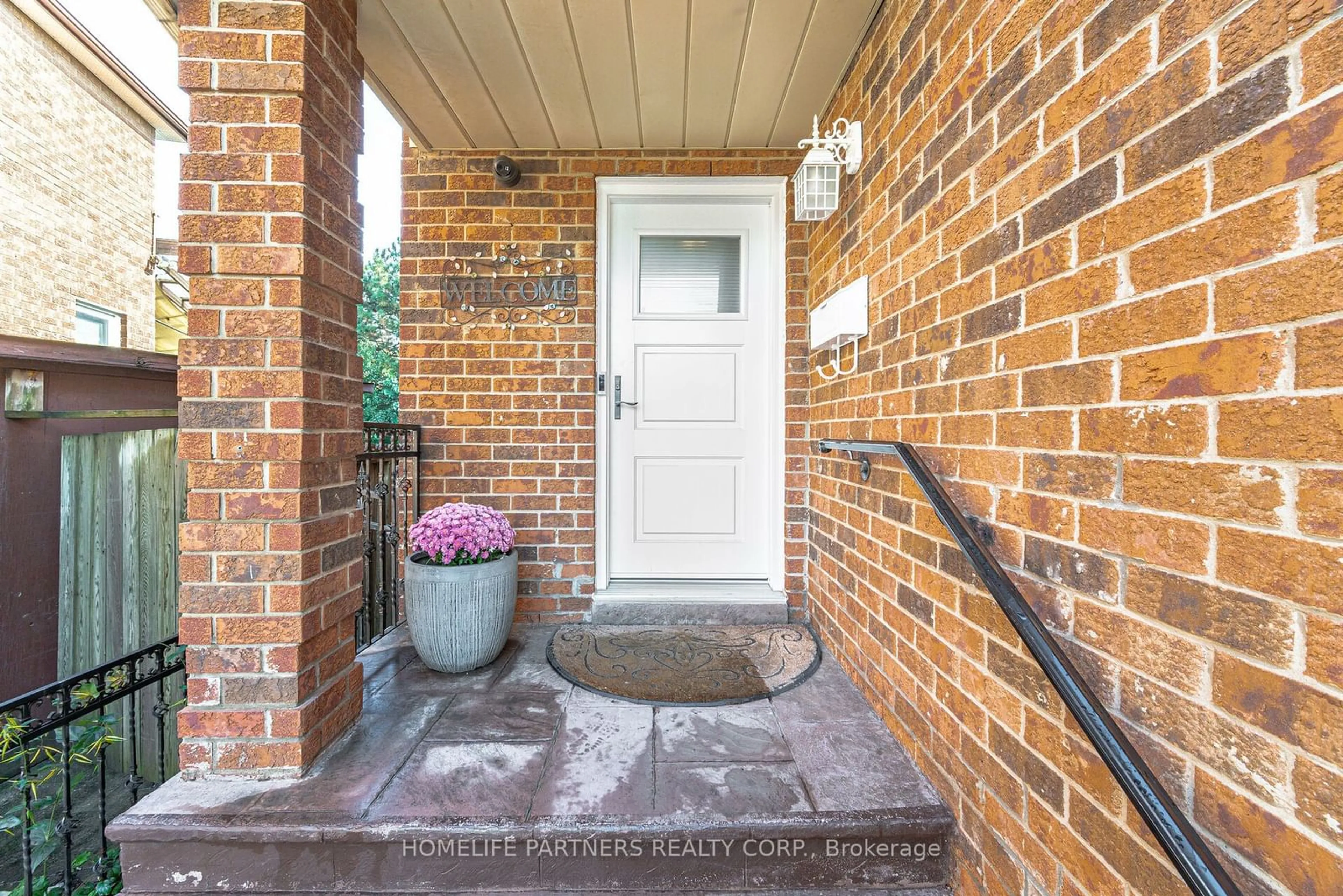 Indoor entryway for 206 Lech Walesa Dr, Mississauga Ontario L5B 3H7