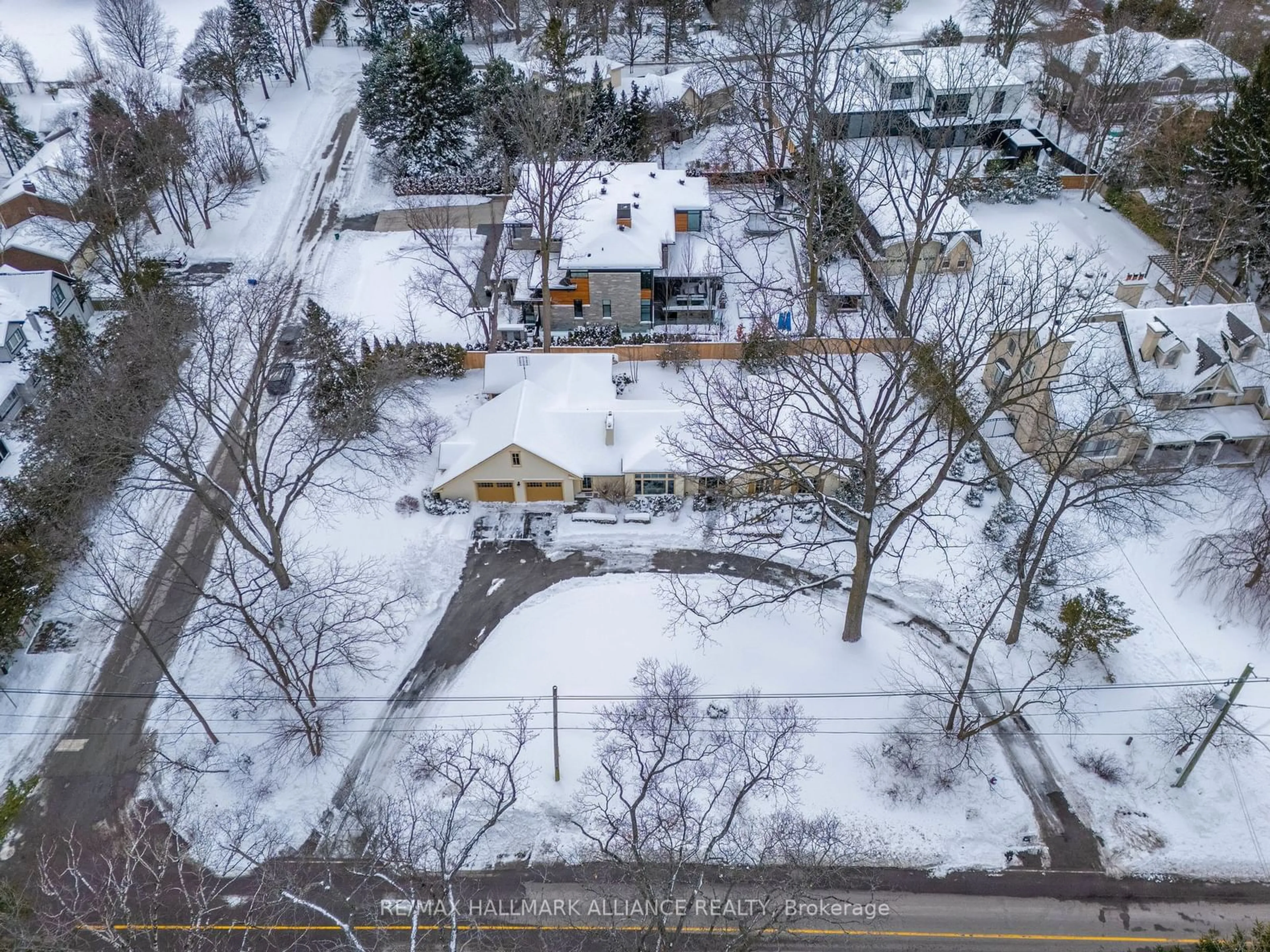 A pic from outside/outdoor area/front of a property/back of a property/a pic from drone, street for 174 CHARTWELL Rd, Oakville Ontario L6J 3Z8