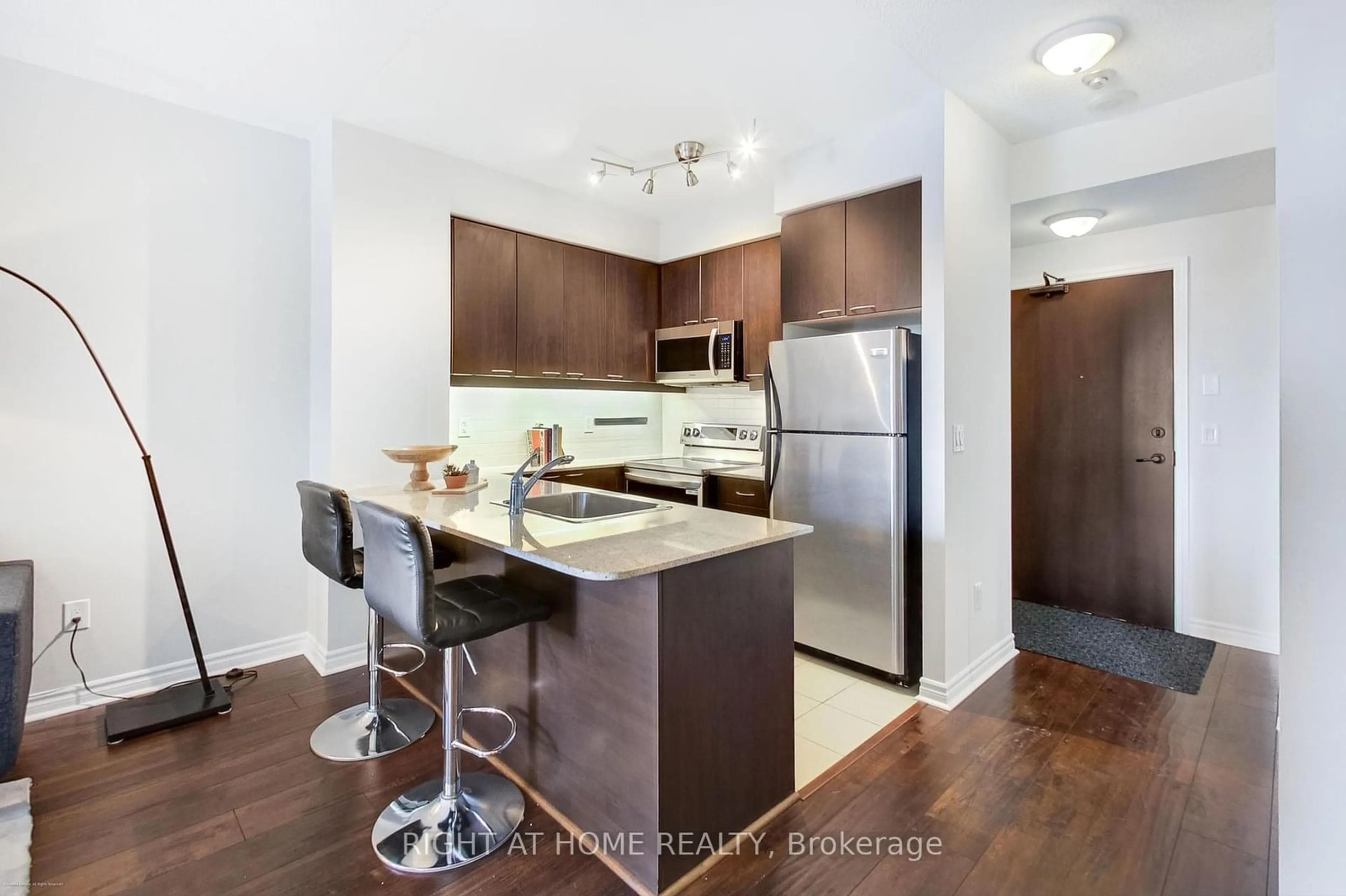 Standard kitchen, wood/laminate floor for 385 Prince Of Wales Dr #621, Mississauga Ontario L5B 0C6