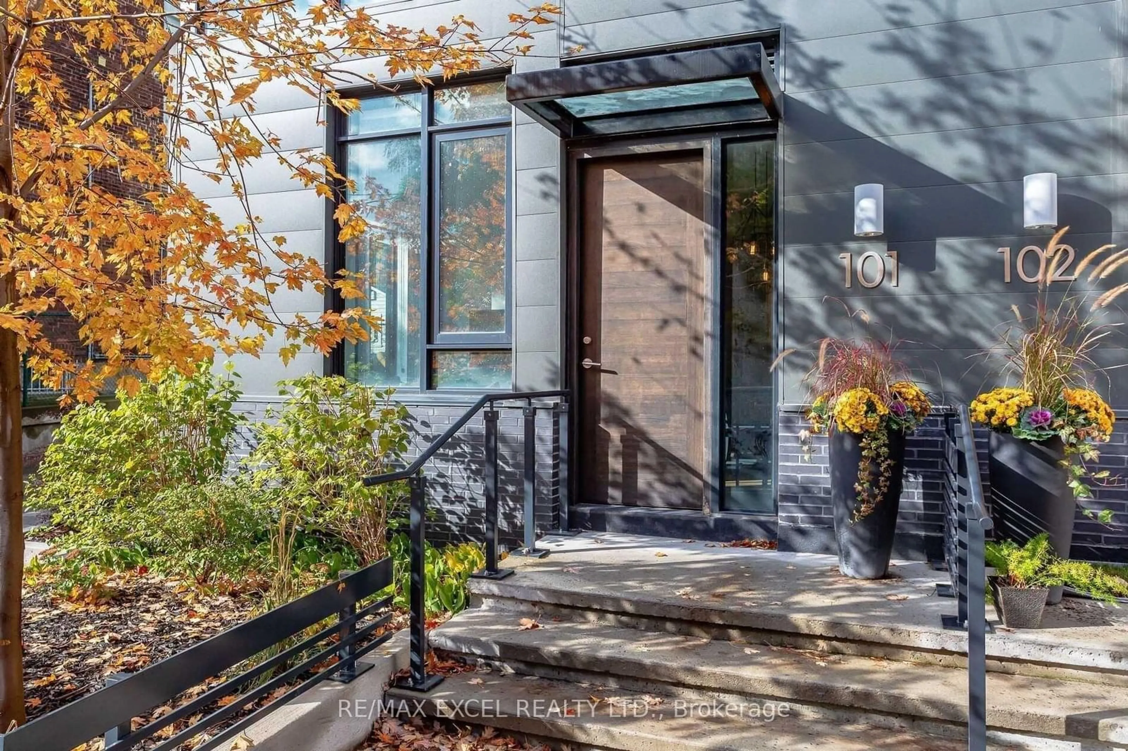 Indoor entryway for 530 Indian Grve #101, Toronto Ontario M6P 2J1