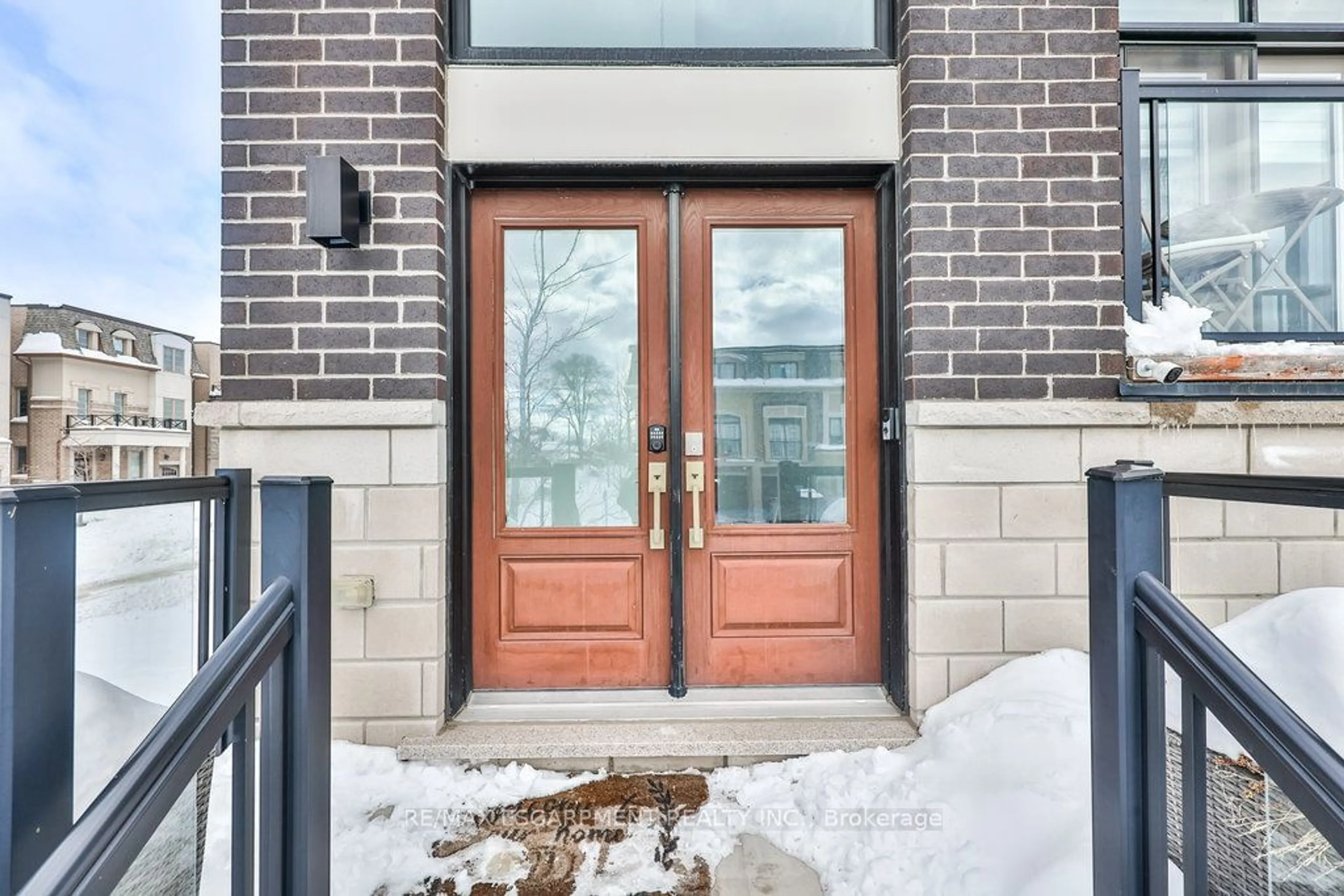 Indoor entryway for 2 Vaudeville Dr, Toronto Ontario M8W 0B5