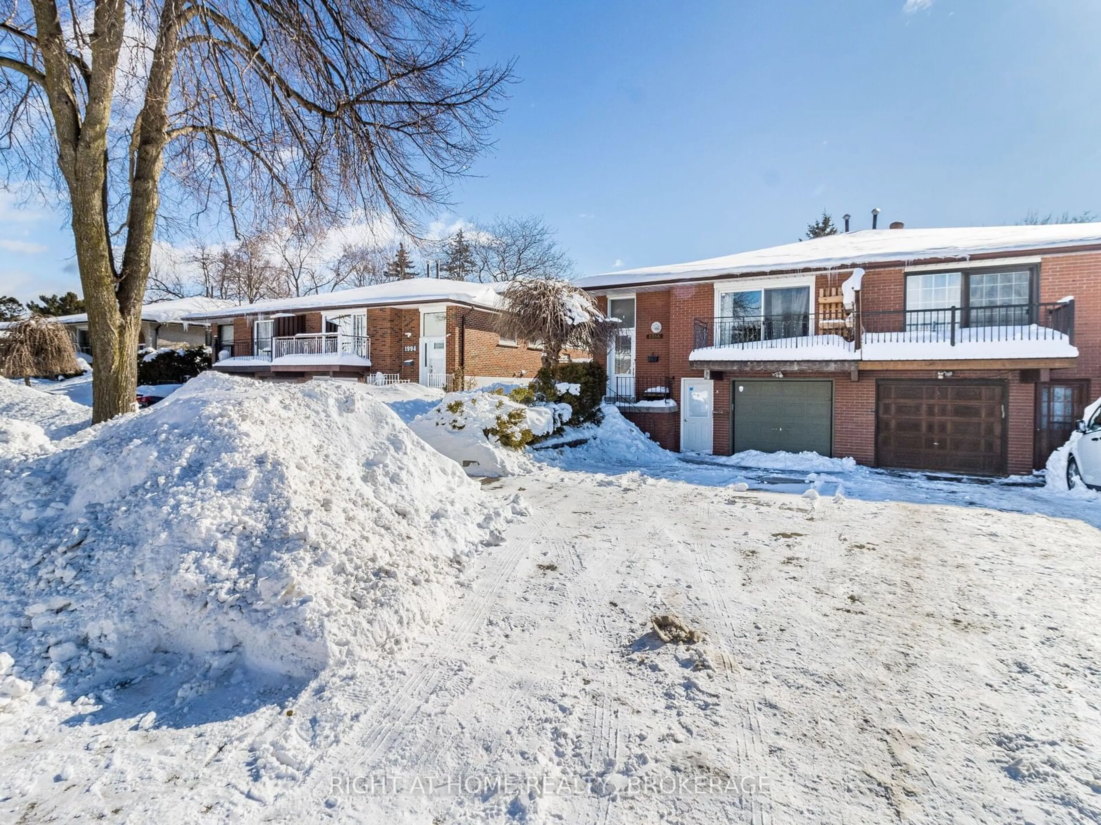 A pic from outside/outdoor area/front of a property/back of a property/a pic from drone, street for 1998 Carrera Lane, Mississauga Ontario L5J 1C5