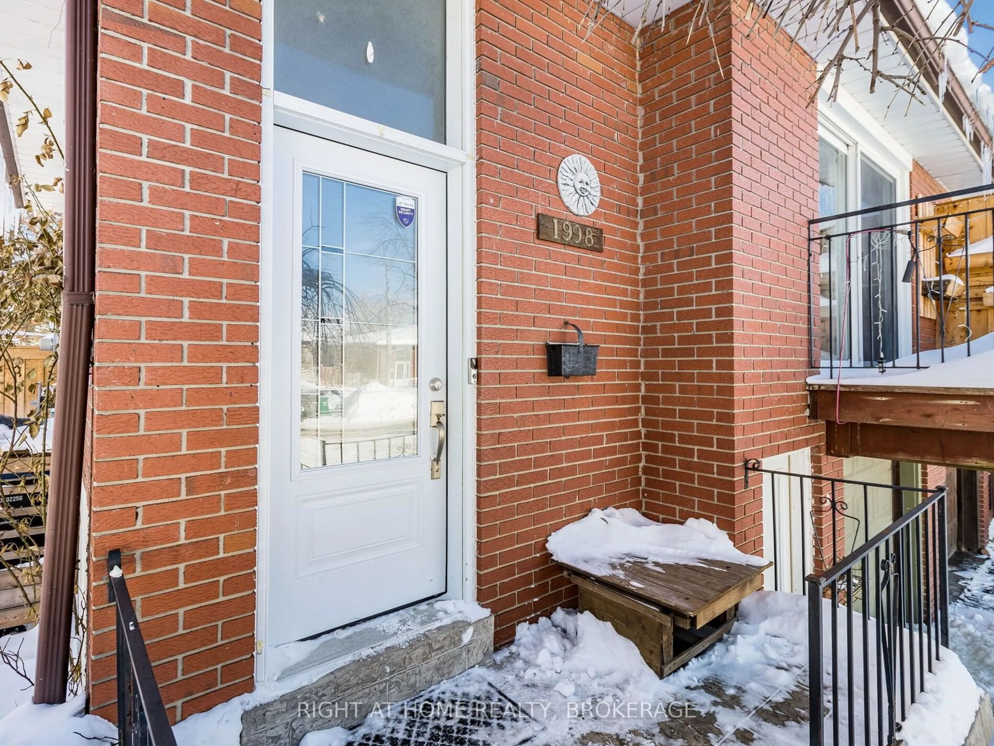 Indoor entryway for 1998 Carrera Lane, Mississauga Ontario L5J 1C5