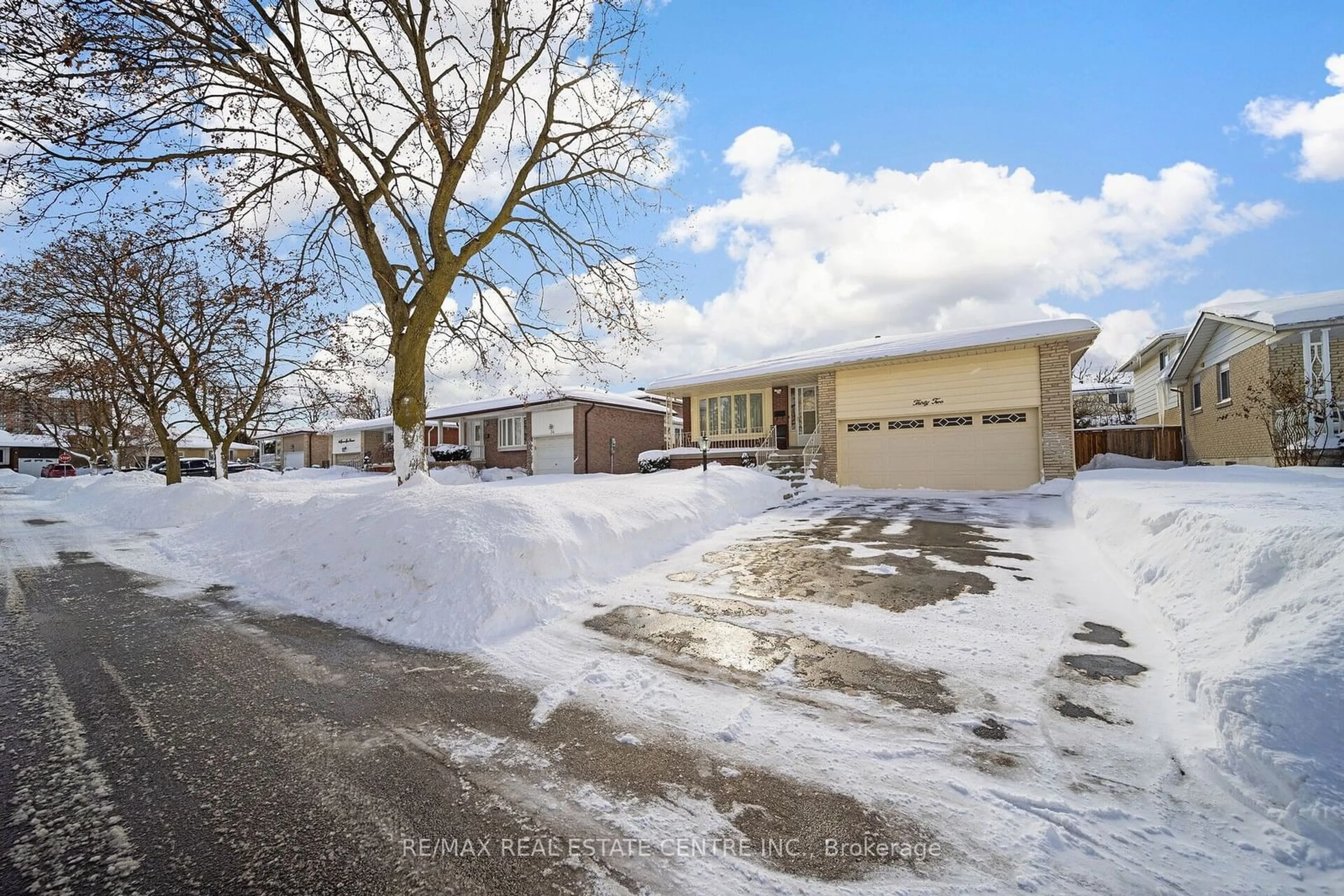 A pic from outside/outdoor area/front of a property/back of a property/a pic from drone, street for 32 Governor Grove Cres, Brampton Ontario L6Y 1A6