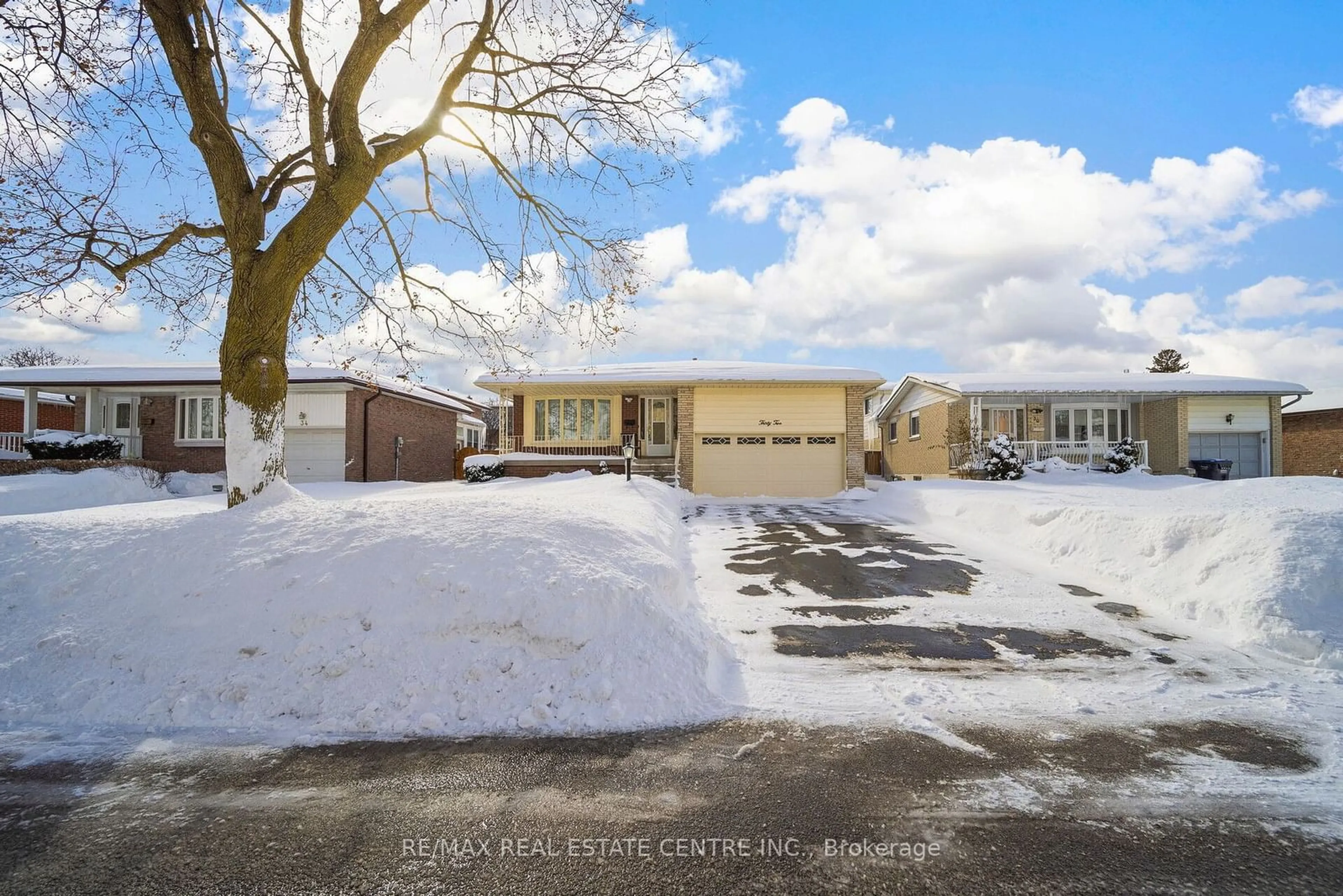 A pic from outside/outdoor area/front of a property/back of a property/a pic from drone, street for 32 Governor Grove Cres, Brampton Ontario L6Y 1A6