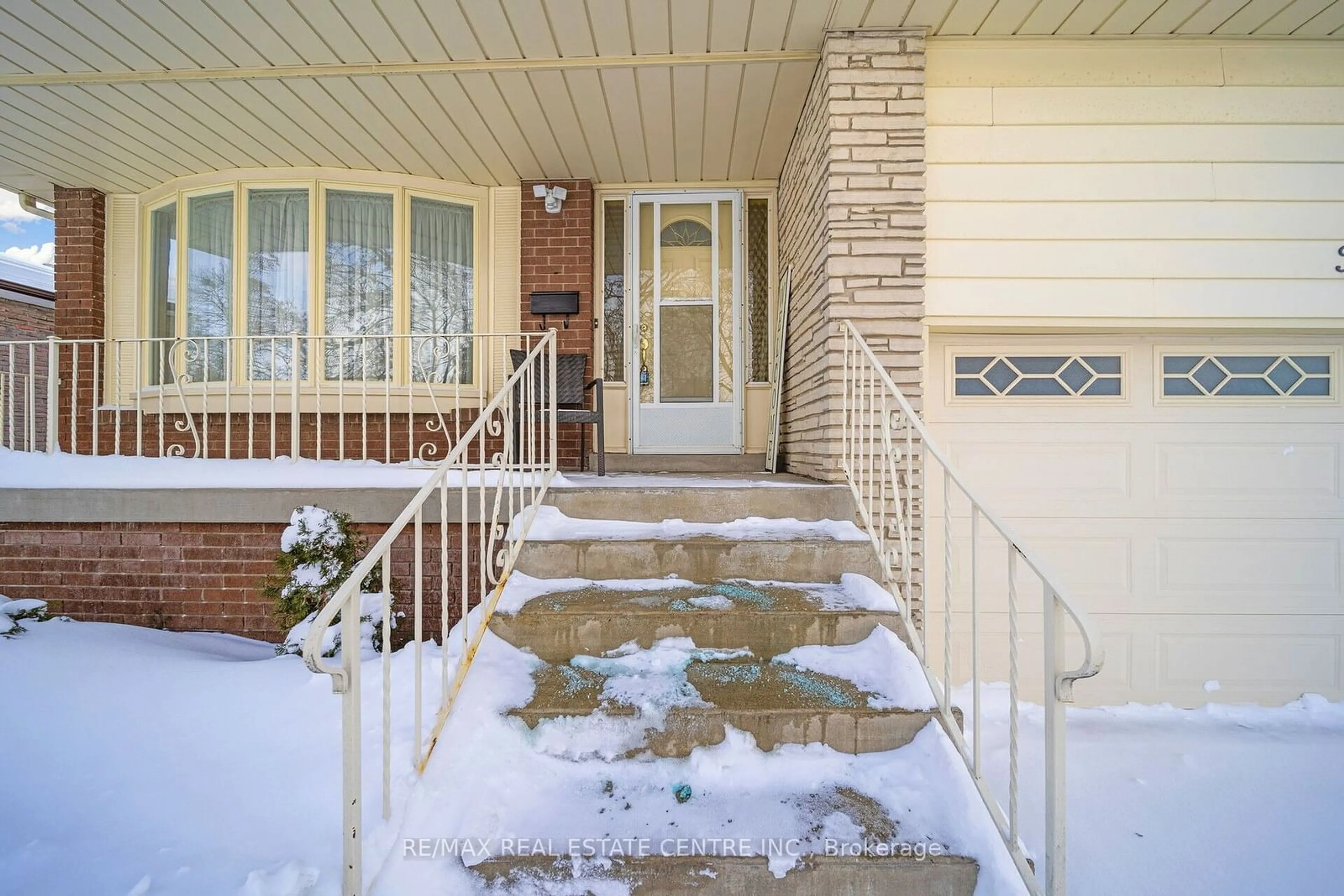 Indoor entryway for 32 Governor Grove Cres, Brampton Ontario L6Y 1A6