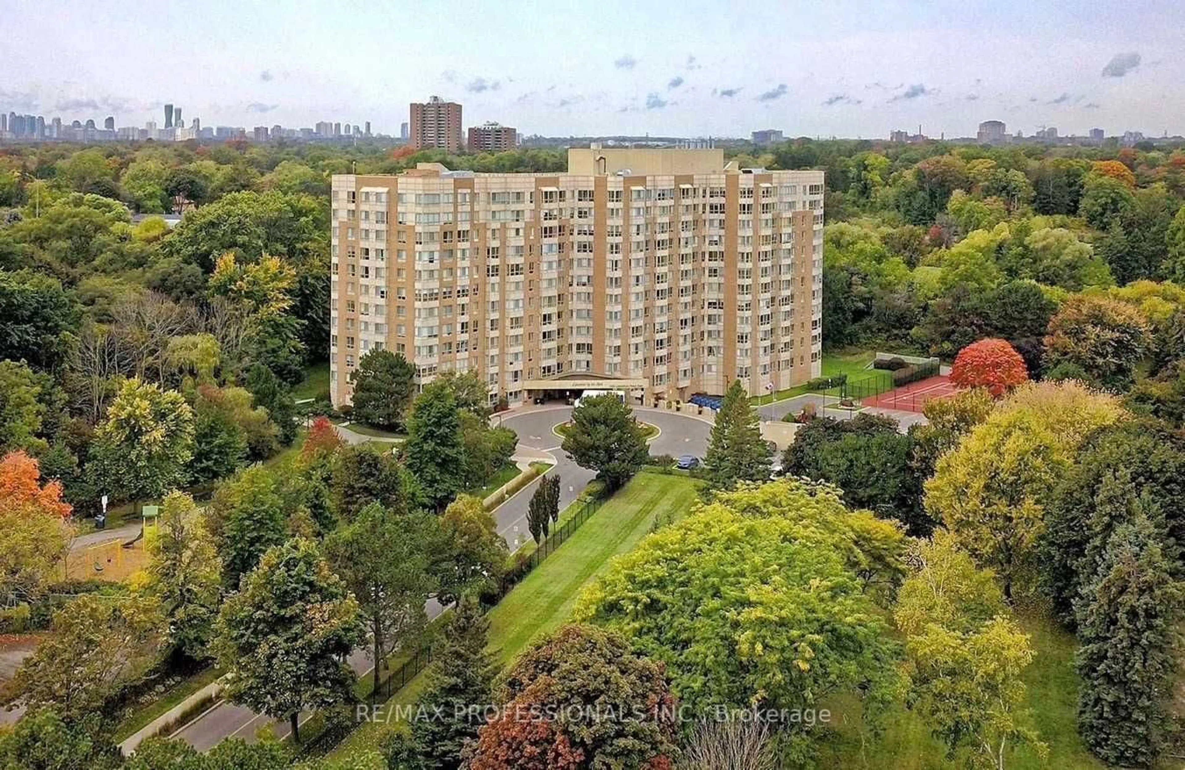 A pic from outside/outdoor area/front of a property/back of a property/a pic from drone, city buildings view from balcony for 1485 Lakeshore Rd #304, Mississauga Ontario L5E 3G2