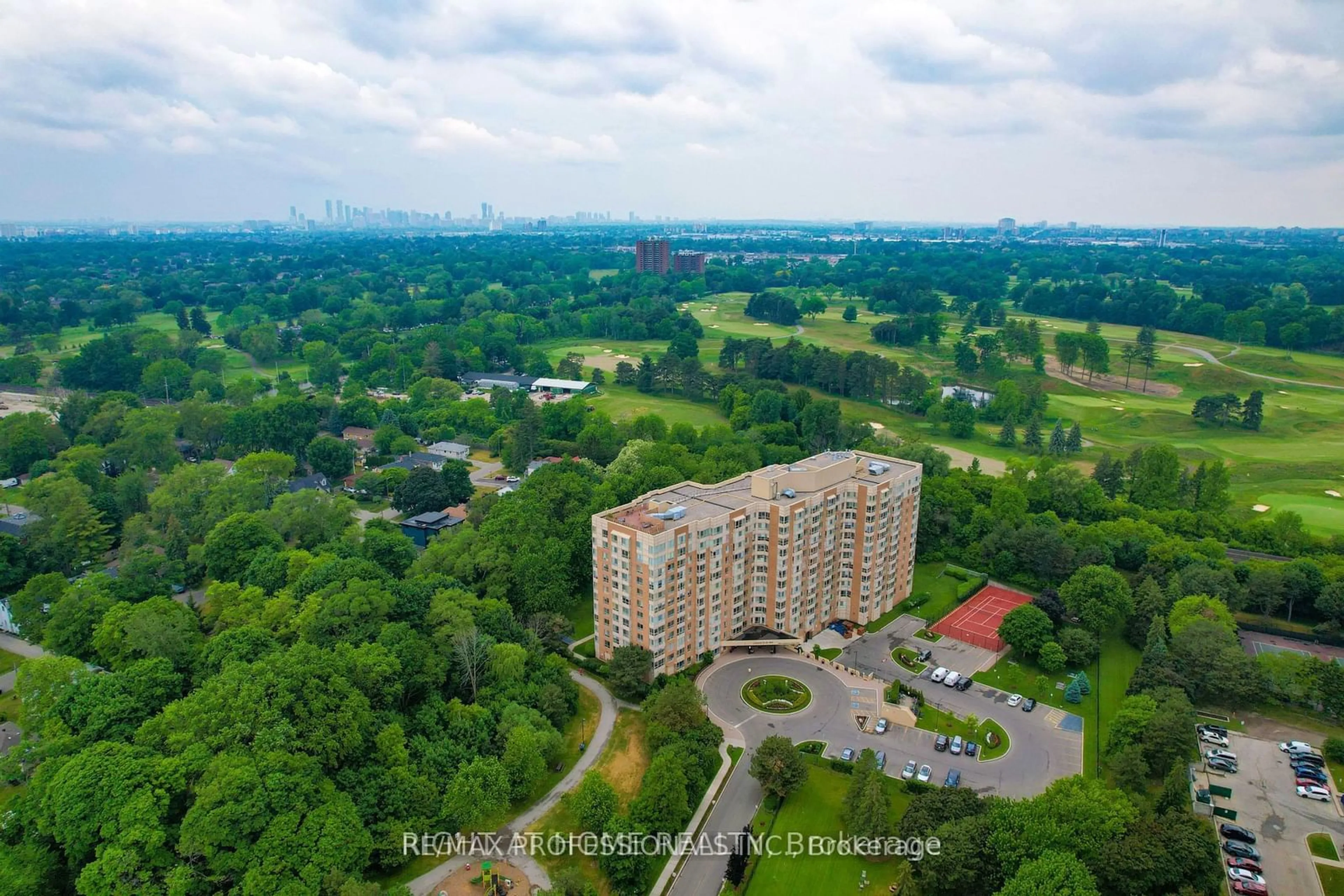 A pic from outside/outdoor area/front of a property/back of a property/a pic from drone, city buildings view from balcony for 1485 Lakeshore Rd #304, Mississauga Ontario L5E 3G2