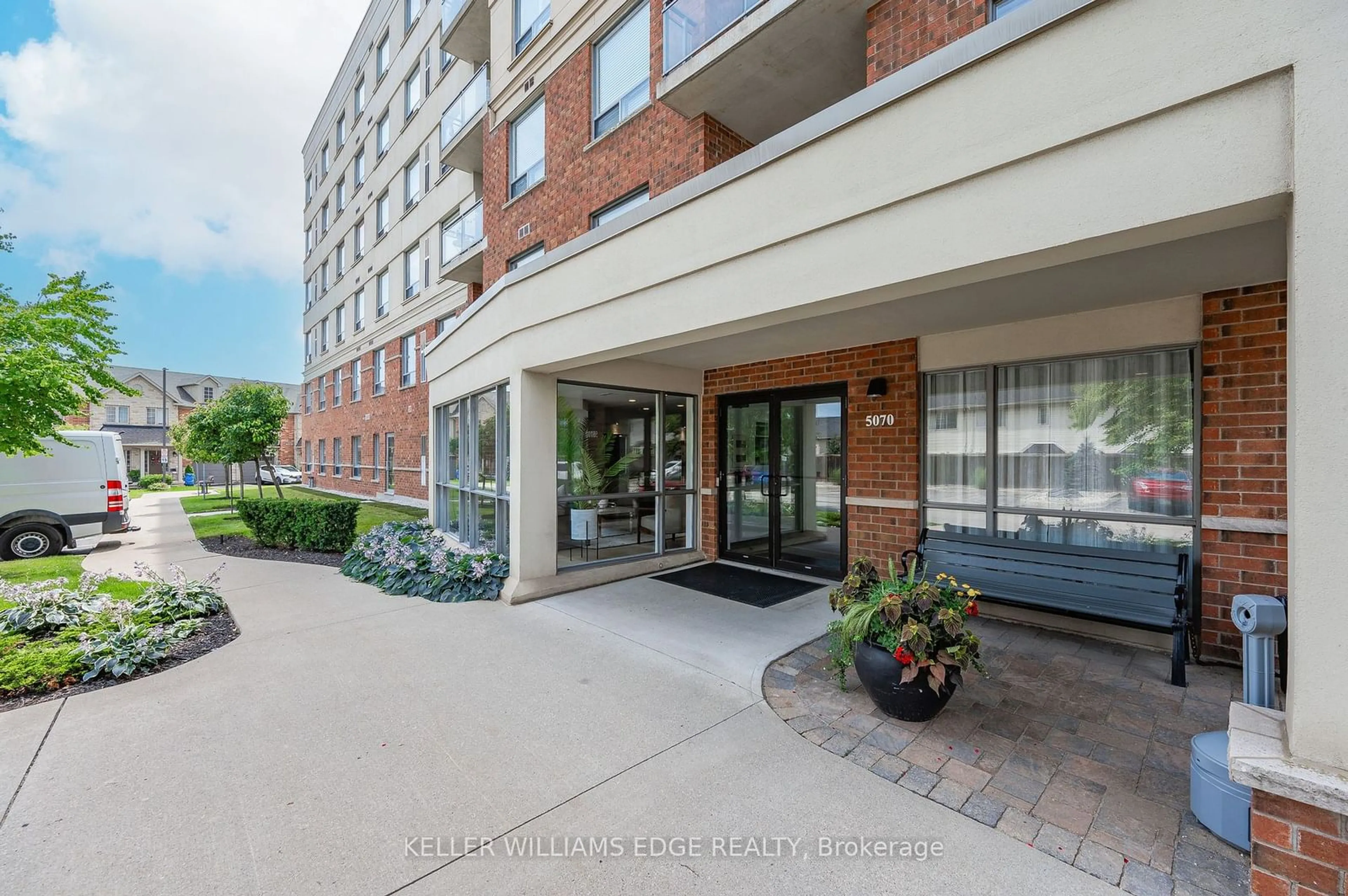 Indoor foyer for 5070 Fairview St #107, Burlington Ontario L7L 0B8