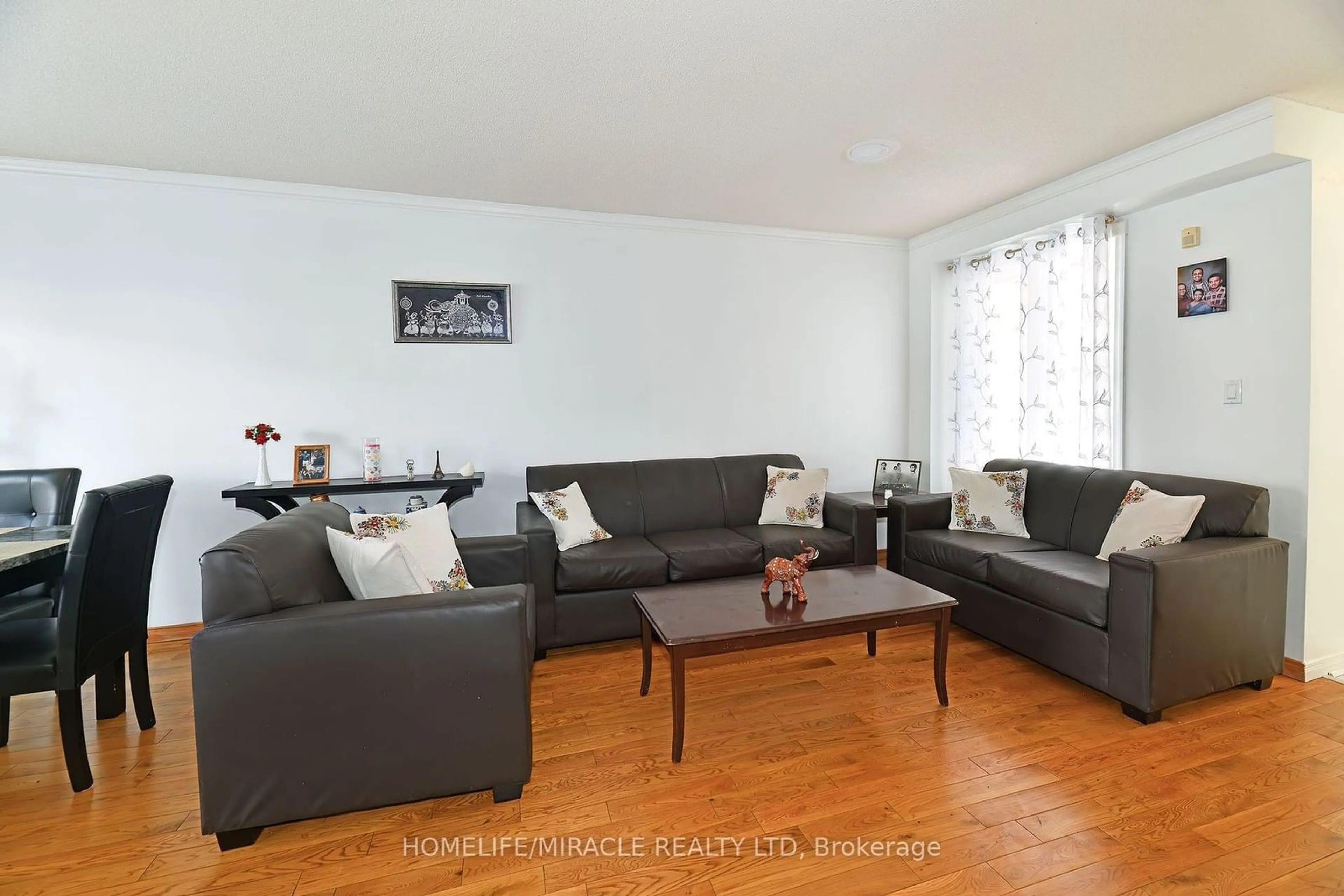 Living room with furniture, wood/laminate floor for 3389 Scotch Pine Gate, Mississauga Ontario L5N 7M8