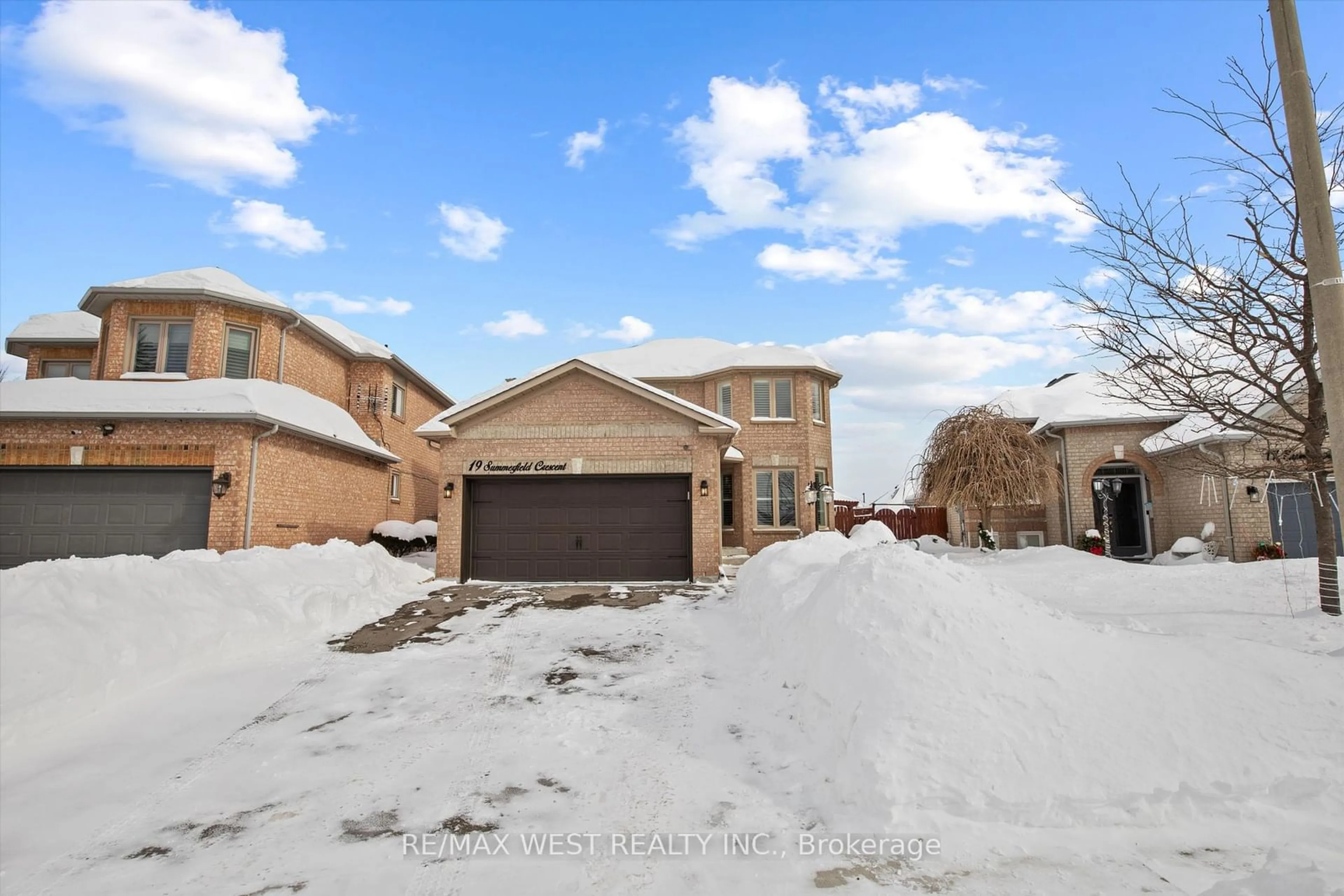 A pic from outside/outdoor area/front of a property/back of a property/a pic from drone, street for 19 Summerfield Cres, Brampton Ontario L6X 4K4