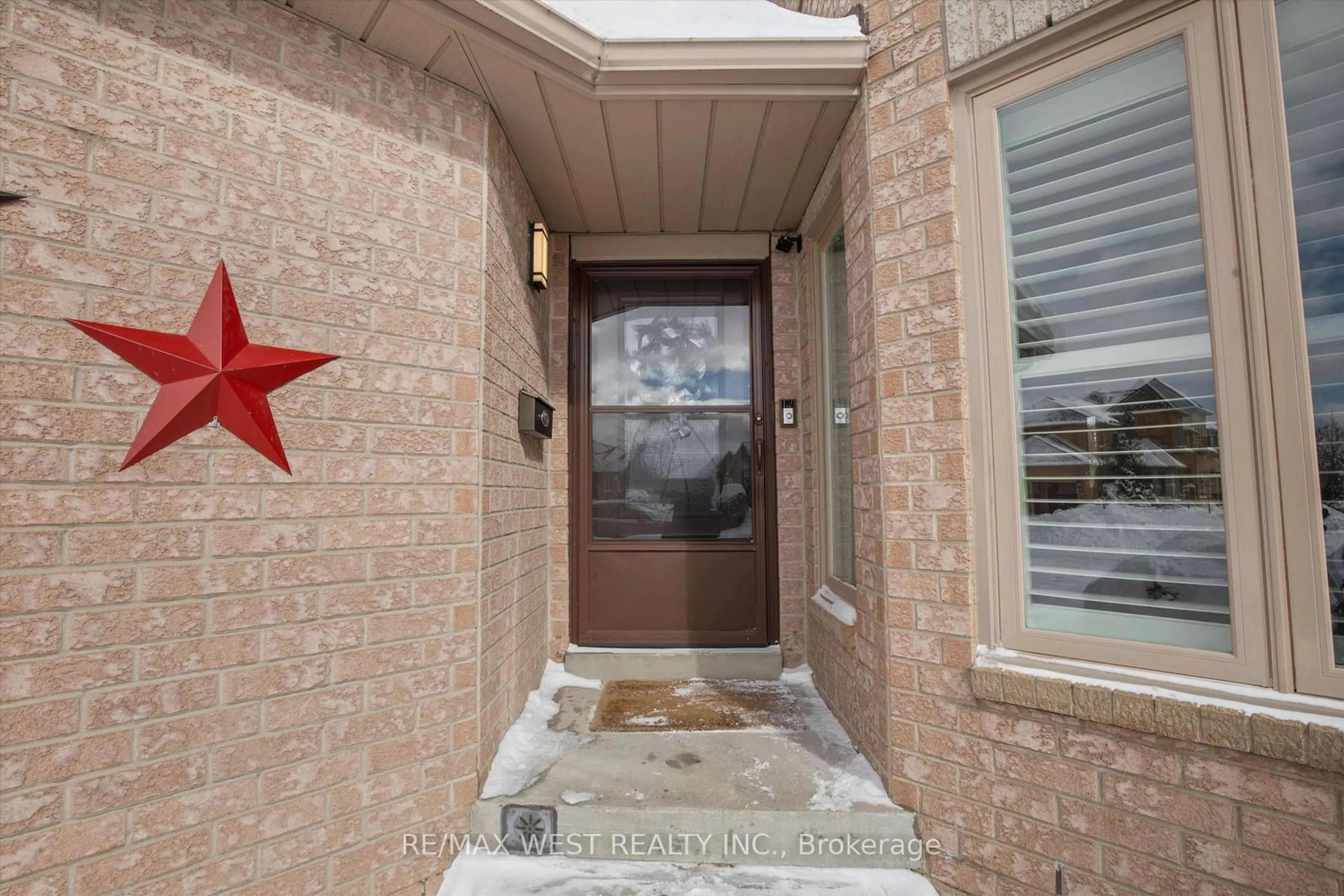 Indoor entryway for 19 Summerfield Cres, Brampton Ontario L6X 4K4