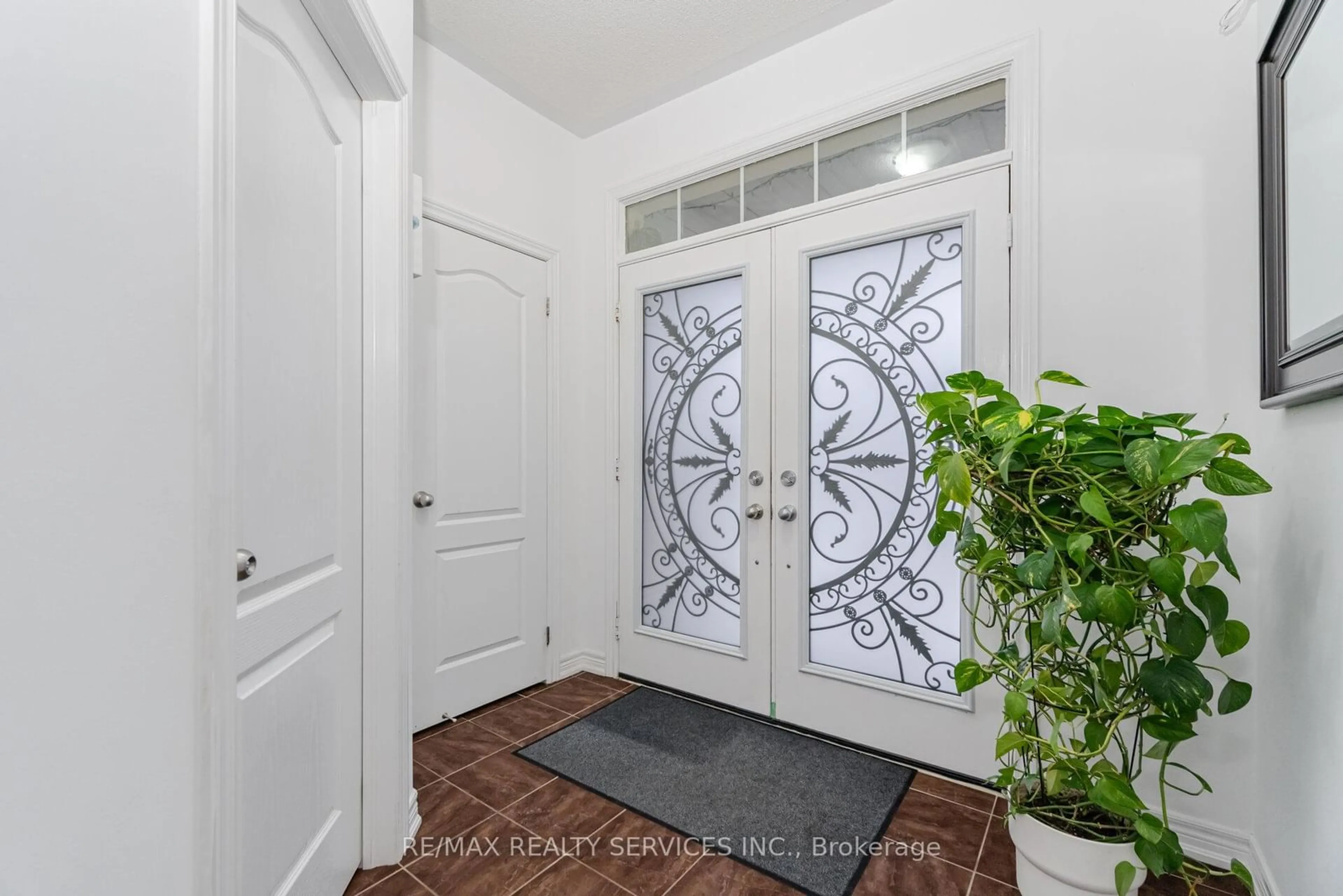 Indoor entryway for 16 Rougebank Ave, Caledon Ontario L7C 3V1