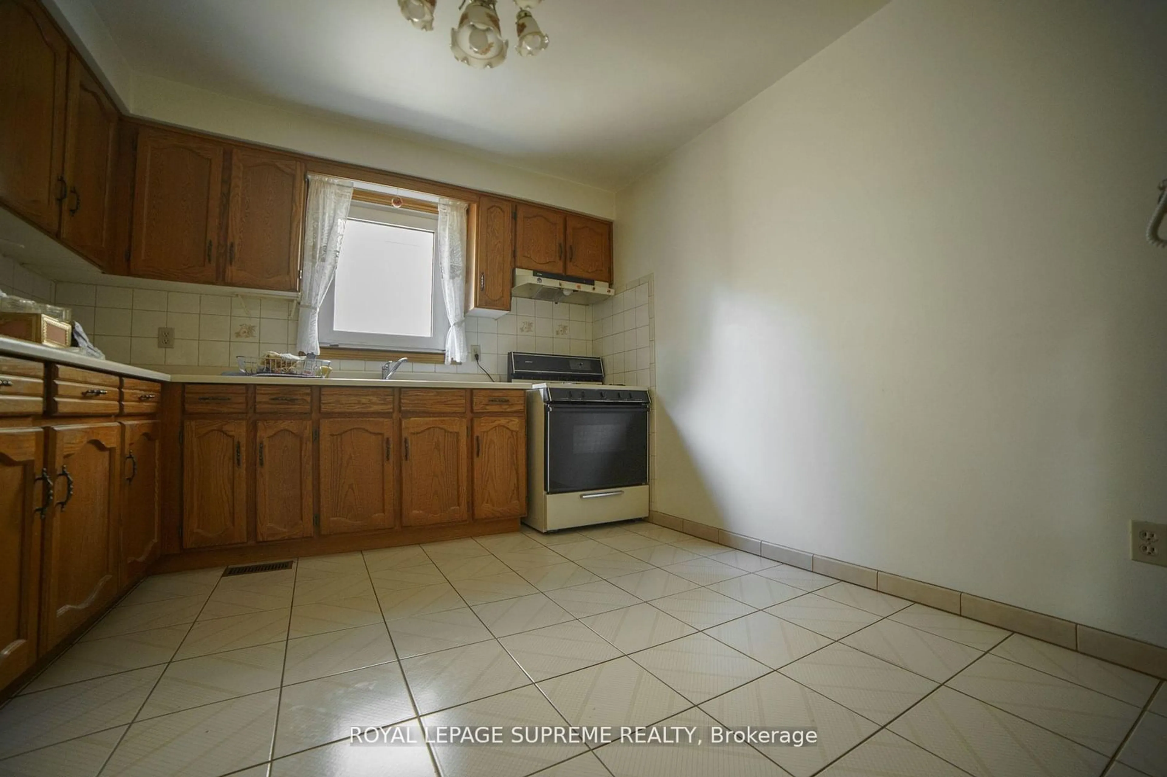 Standard kitchen, unknown for 452 Delaware Ave, Toronto Ontario M6H 2T9