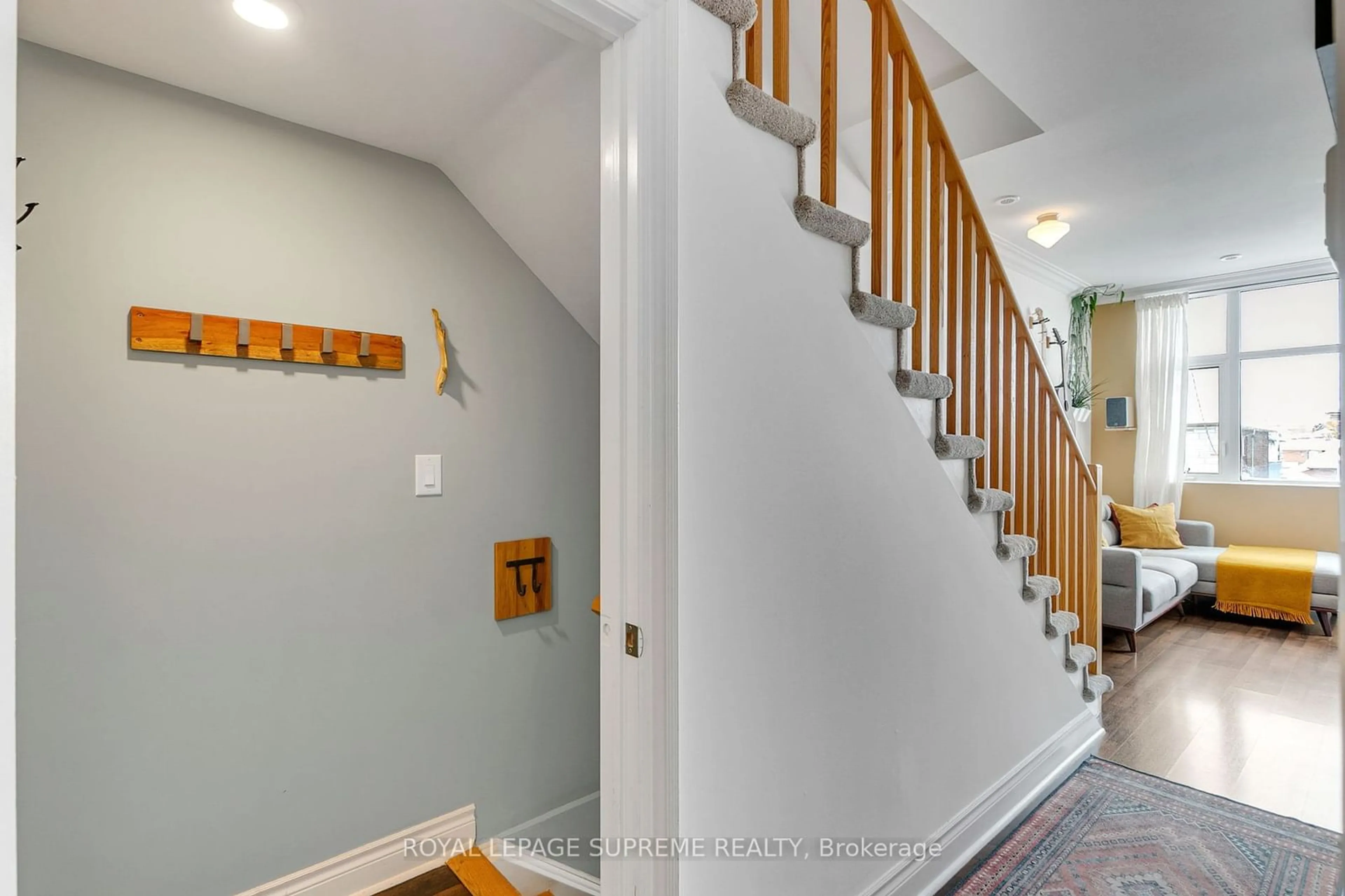 Indoor entryway for 475 Rogers Rd #B, Toronto Ontario M6M 1B2