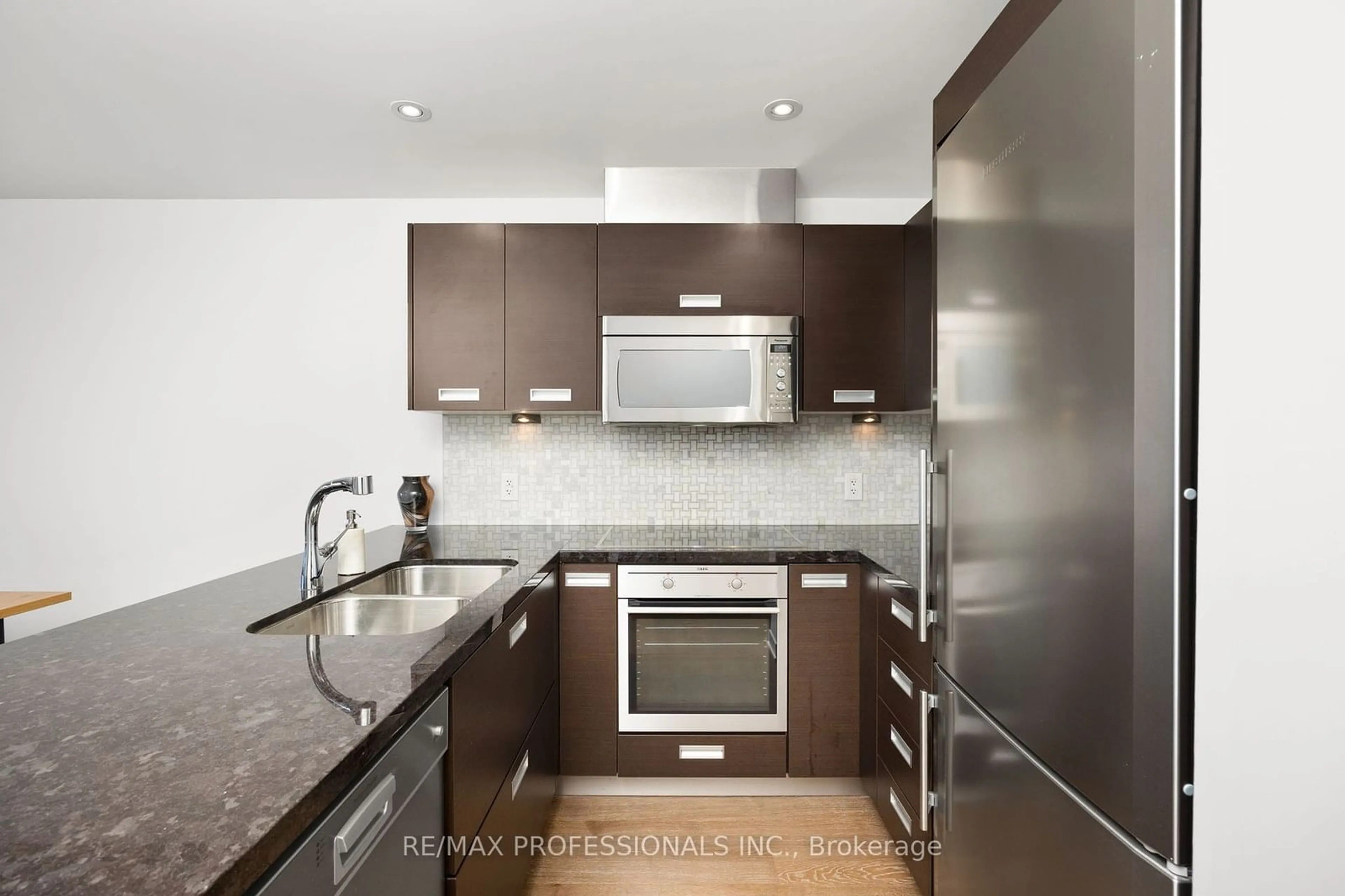 Standard kitchen, unknown for 90 Park Lawn Rd #2815, Toronto Ontario M8Y 0B6