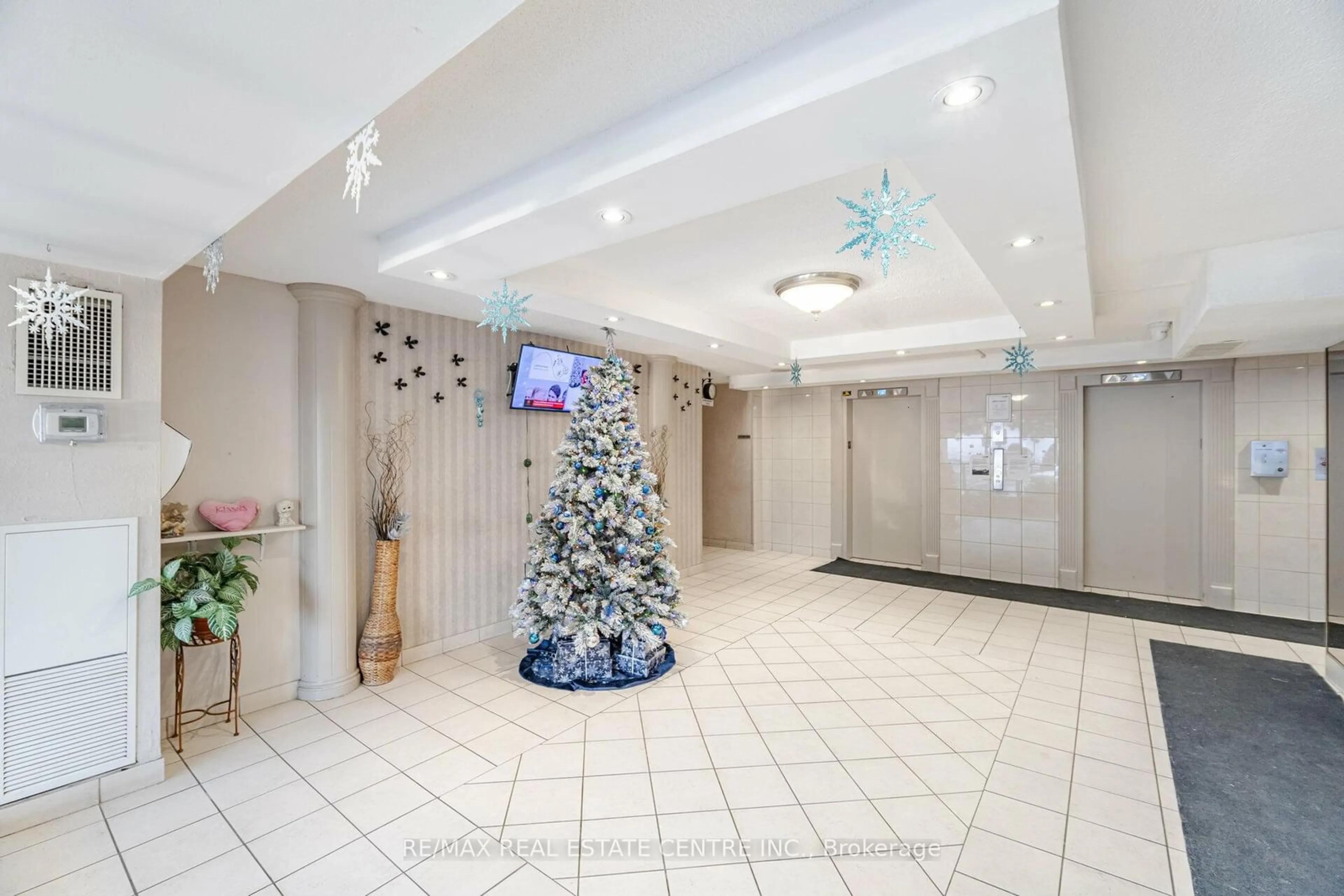 Lobby for 21 Knightsbridge Rd #705, Brampton Ontario L6T 3Y1