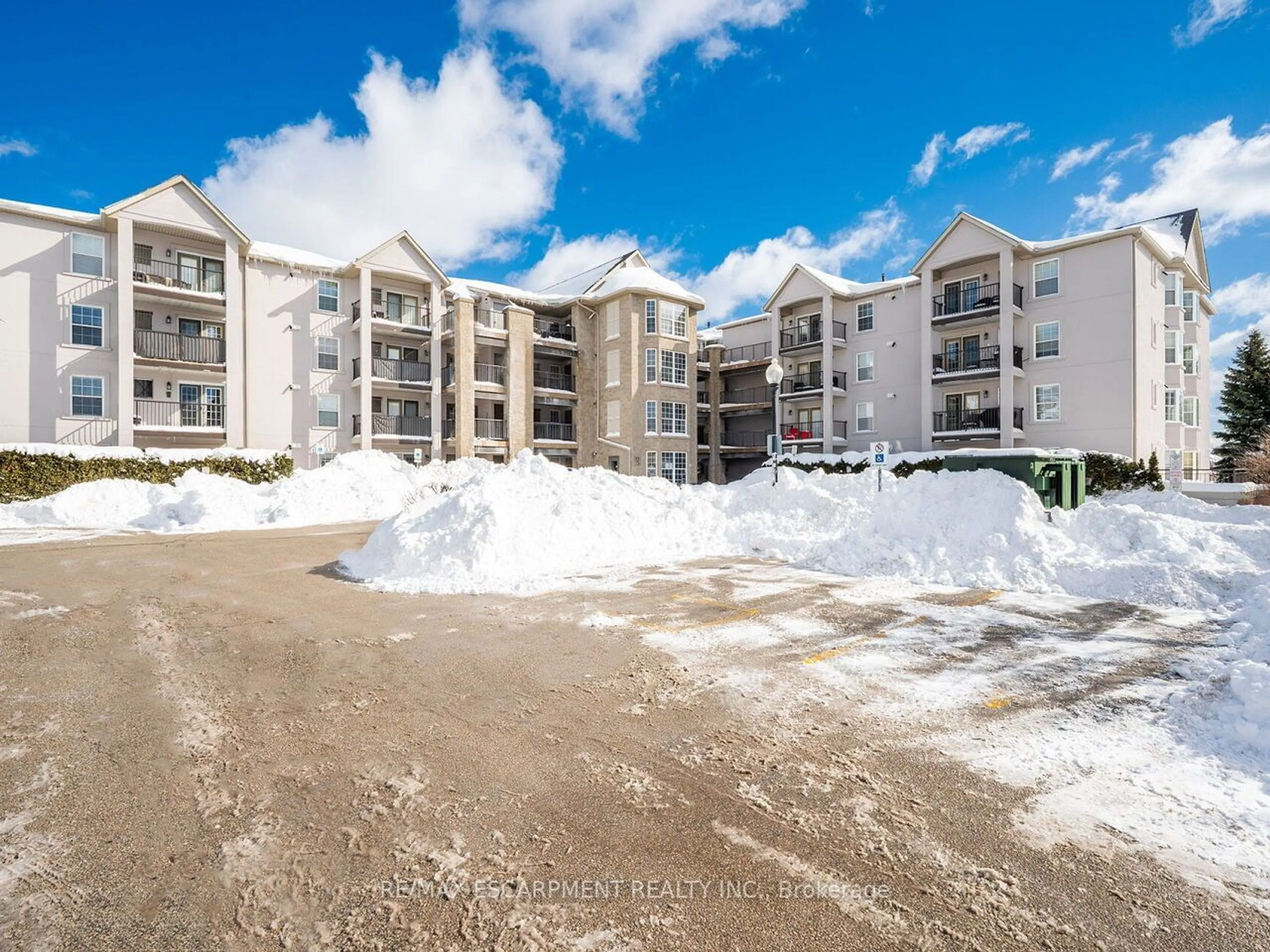 Patio, unknown for 1421 Walkers Line #213, Burlington Ontario L7M 4P4