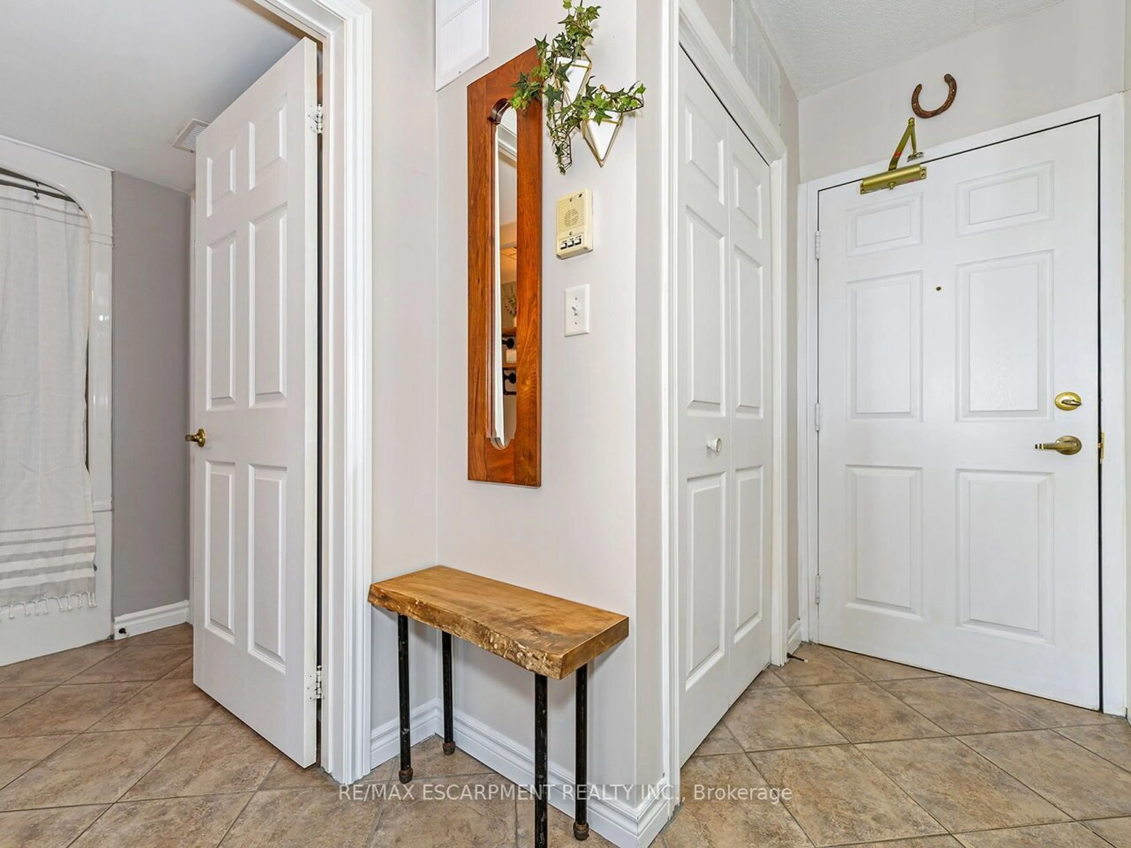 Indoor entryway for 1421 Walkers Line #213, Burlington Ontario L7M 4P4