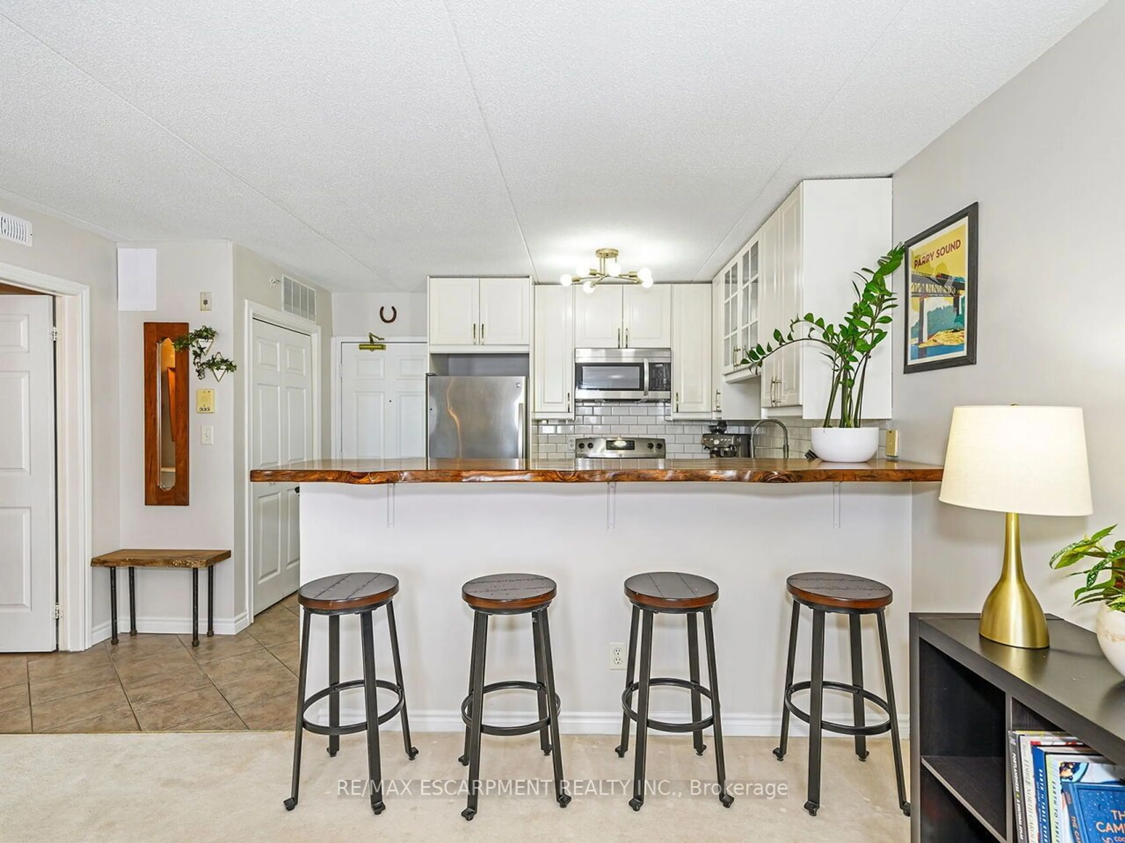 Open concept kitchen, unknown for 1421 Walkers Line #213, Burlington Ontario L7M 4P4