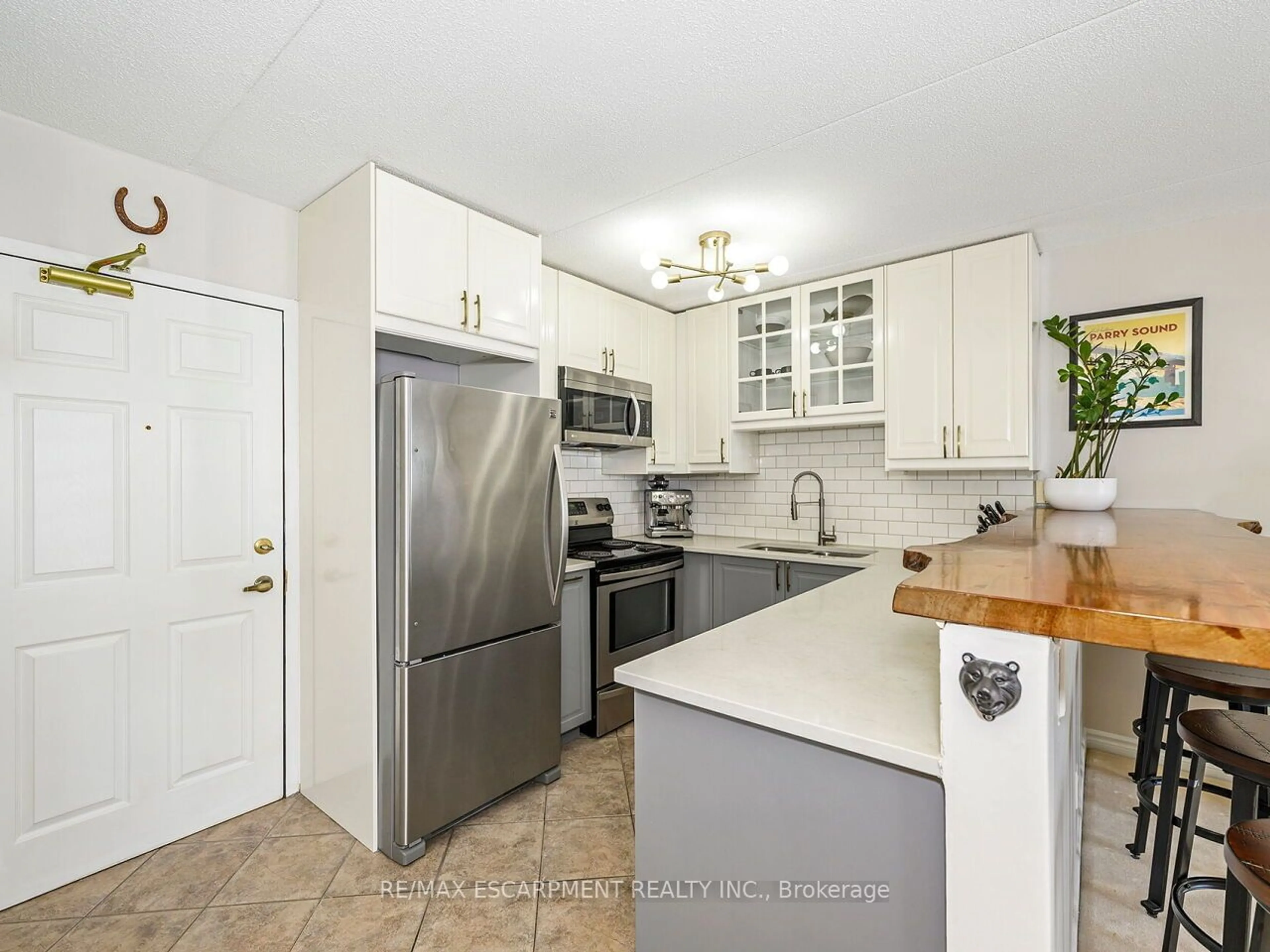 Open concept kitchen, ceramic/tile floor for 1421 Walkers Line #213, Burlington Ontario L7M 4P4