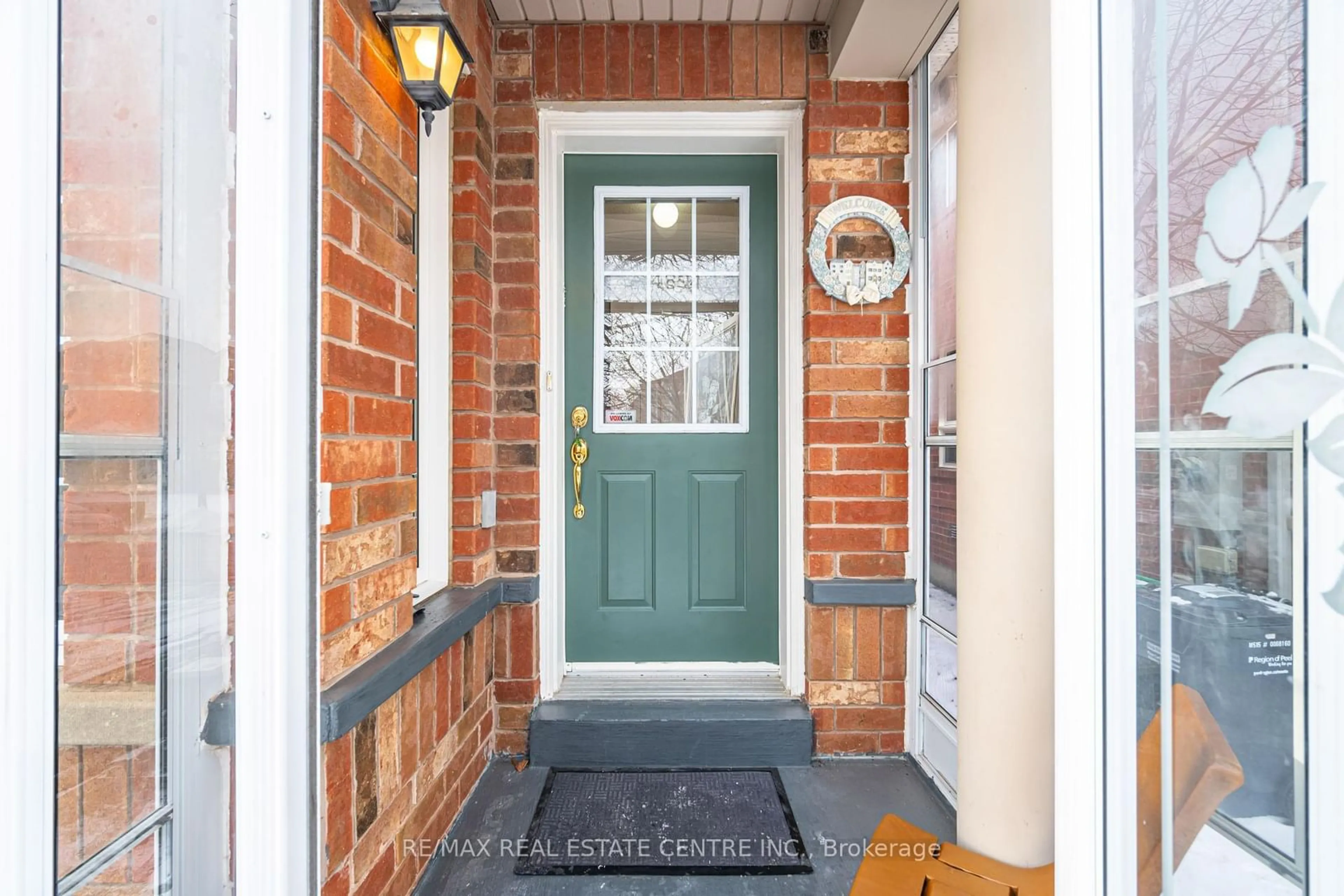 Indoor entryway for 4894 Marble Arch Mews, Mississauga Ontario L5M 7P7