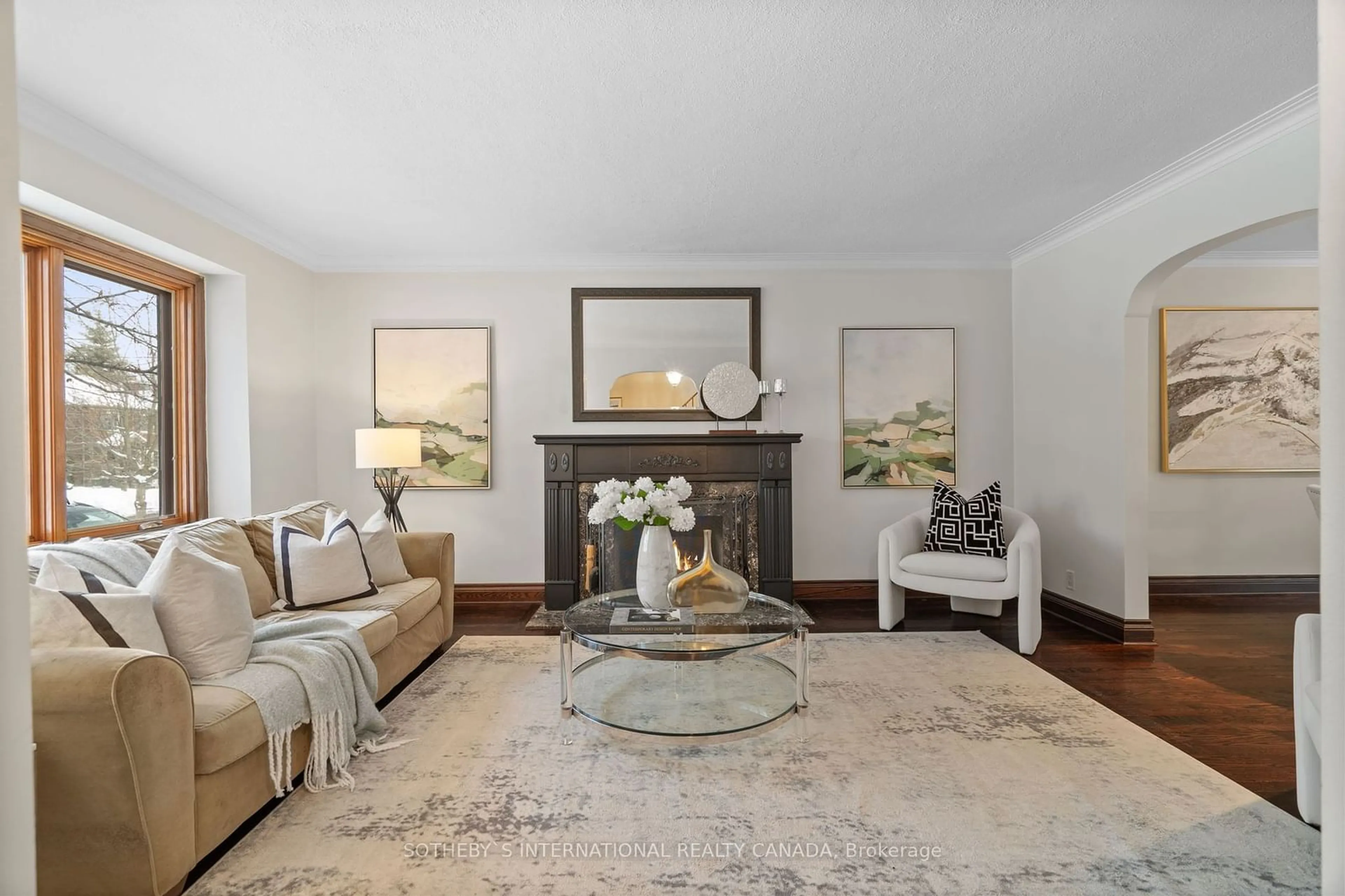 Living room with furniture, carpet floor for 74 Humbervale Blvd, Toronto Ontario M8Y 3P4