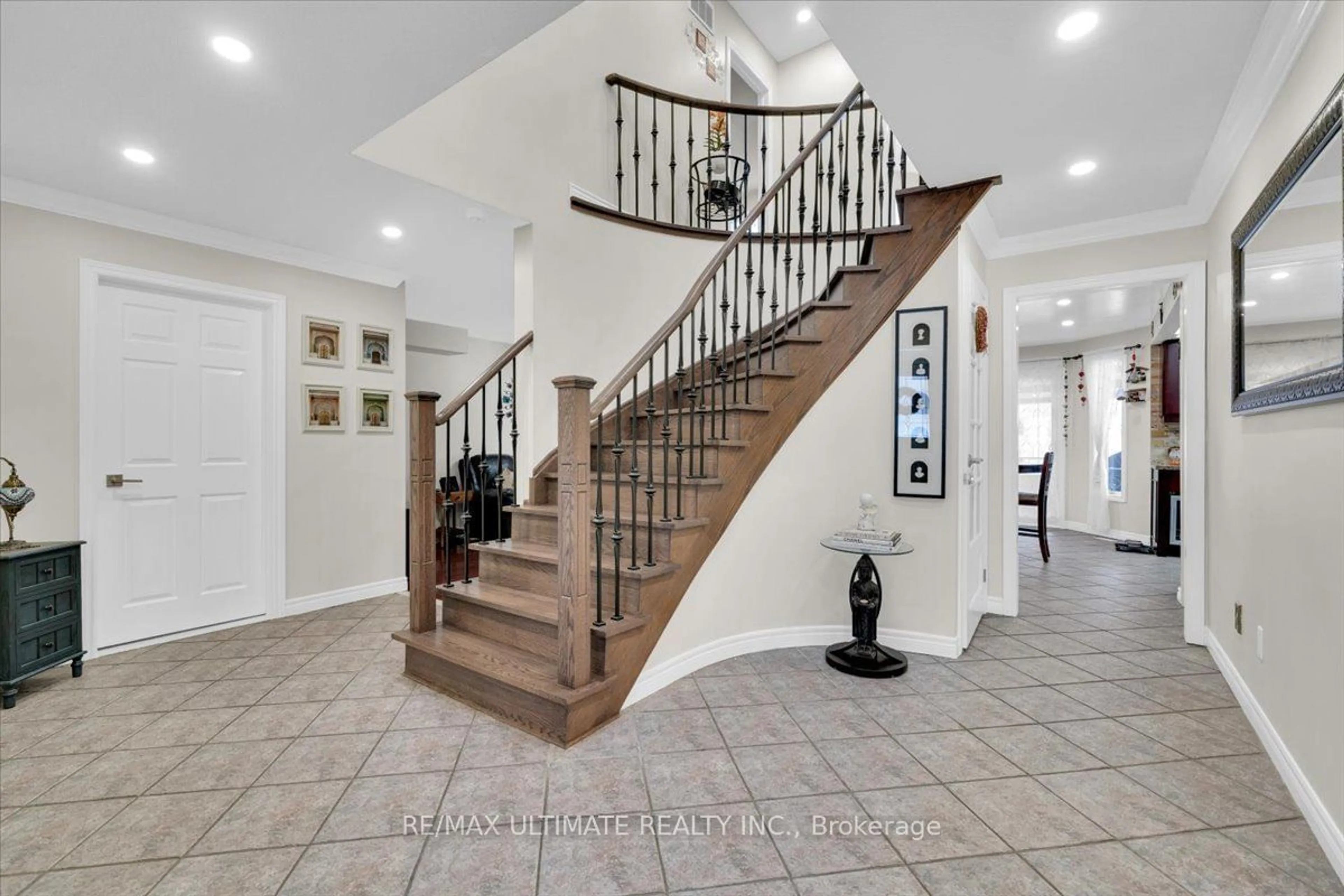 Indoor foyer for 552 Farwell Cres, Mississauga Ontario L5R 2A6